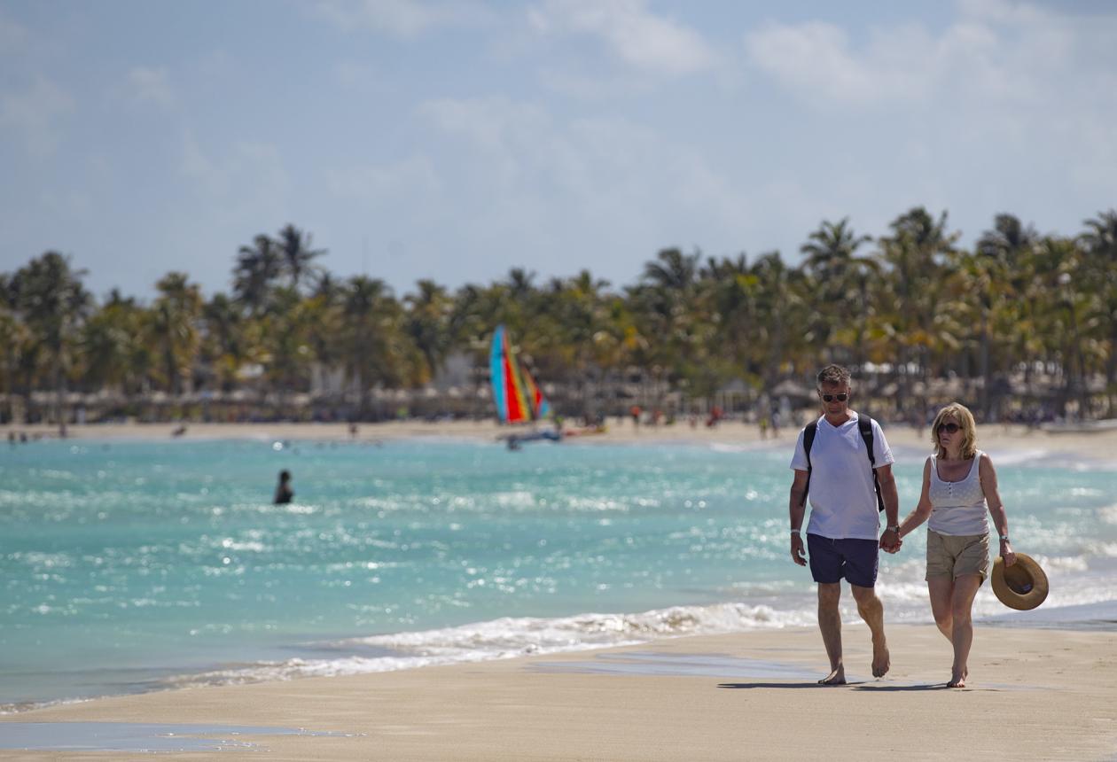 Turistas disfrutan en una playa de la zona de Boulevard Kukulcán, en Cancún (México). 