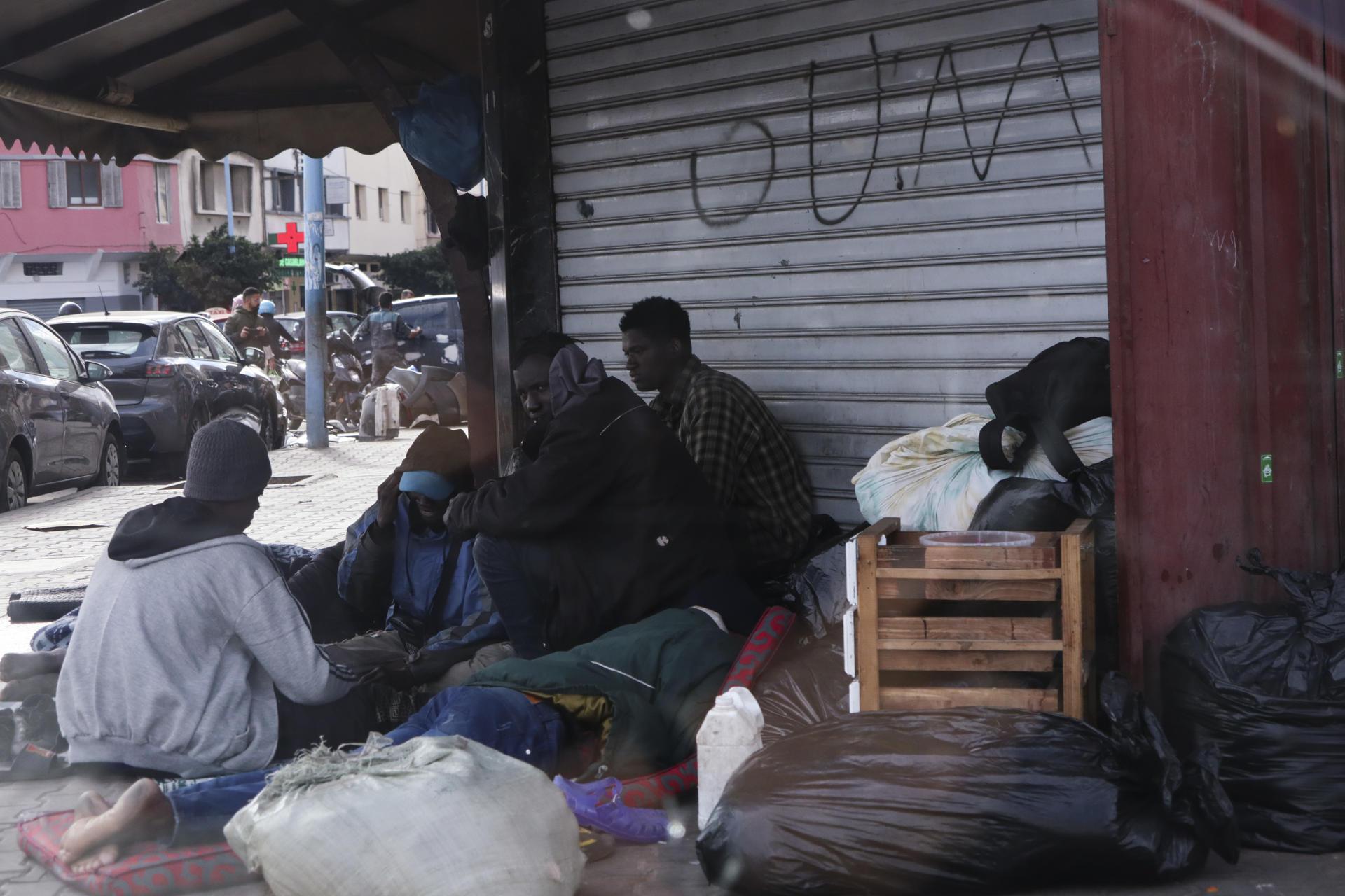 Así malviven los migrantes en una calle de Marruecos.