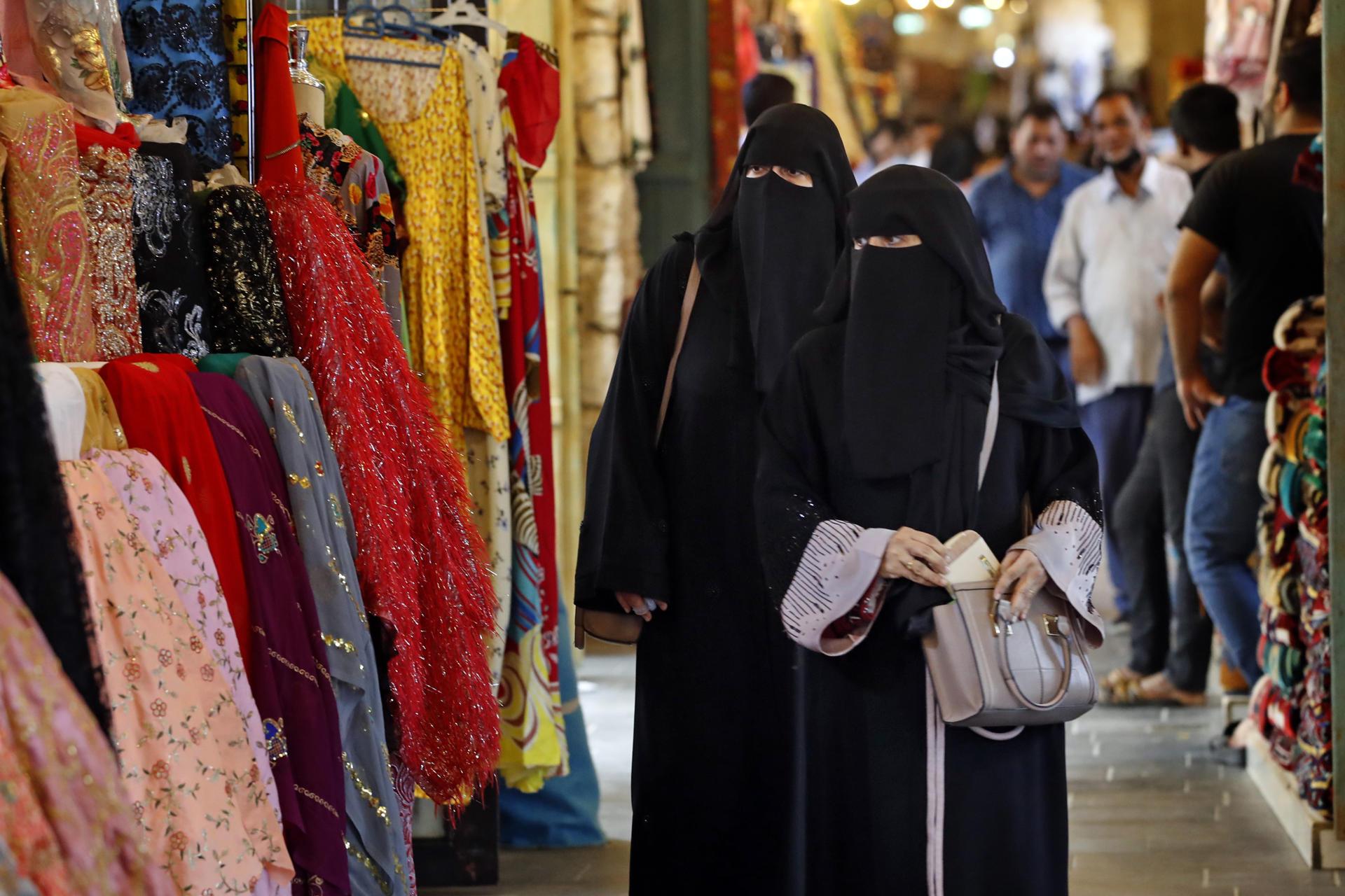 Dos mujeres en un restaurante de Souq Waqif, en Doha.