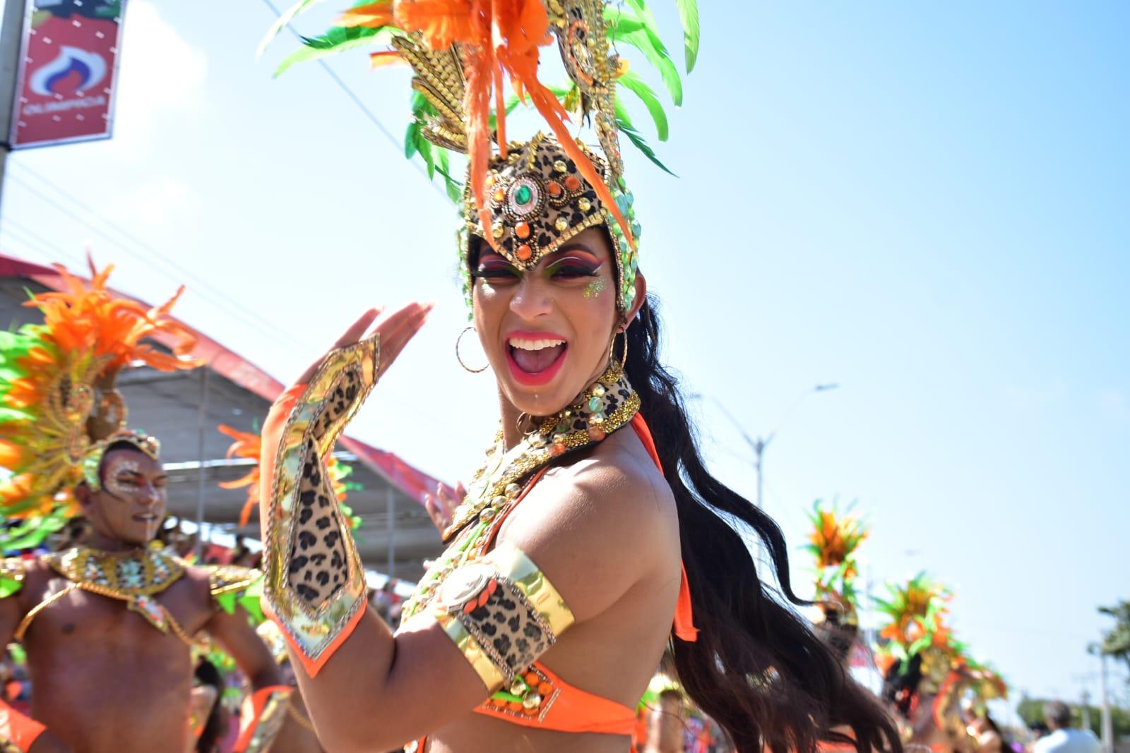 La fantasía y la danza reinaron en el desfile.