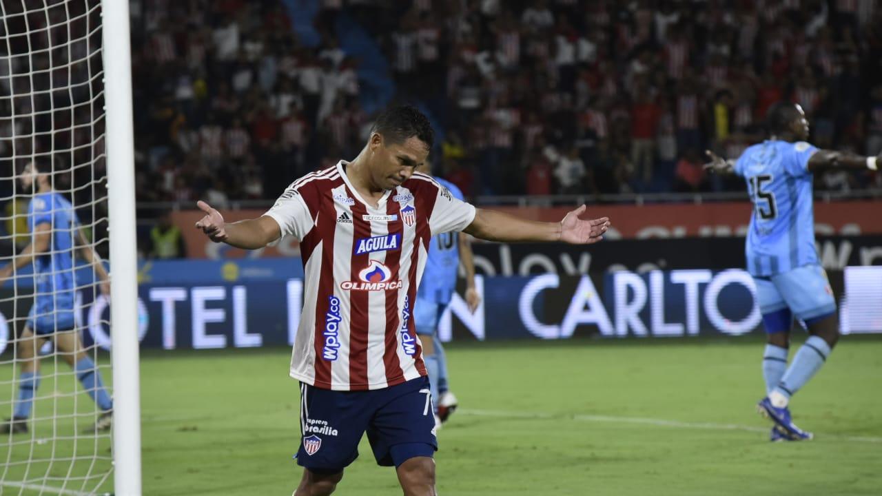 Carlos Bacca reflejando la impotencia 'tiburona'.