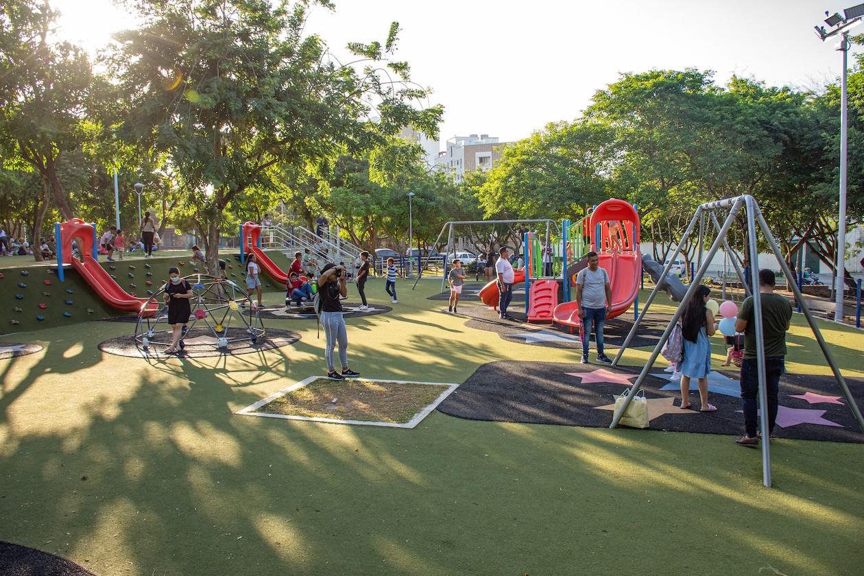La gente disfrutando en el parque Sagrado Cotrazón.