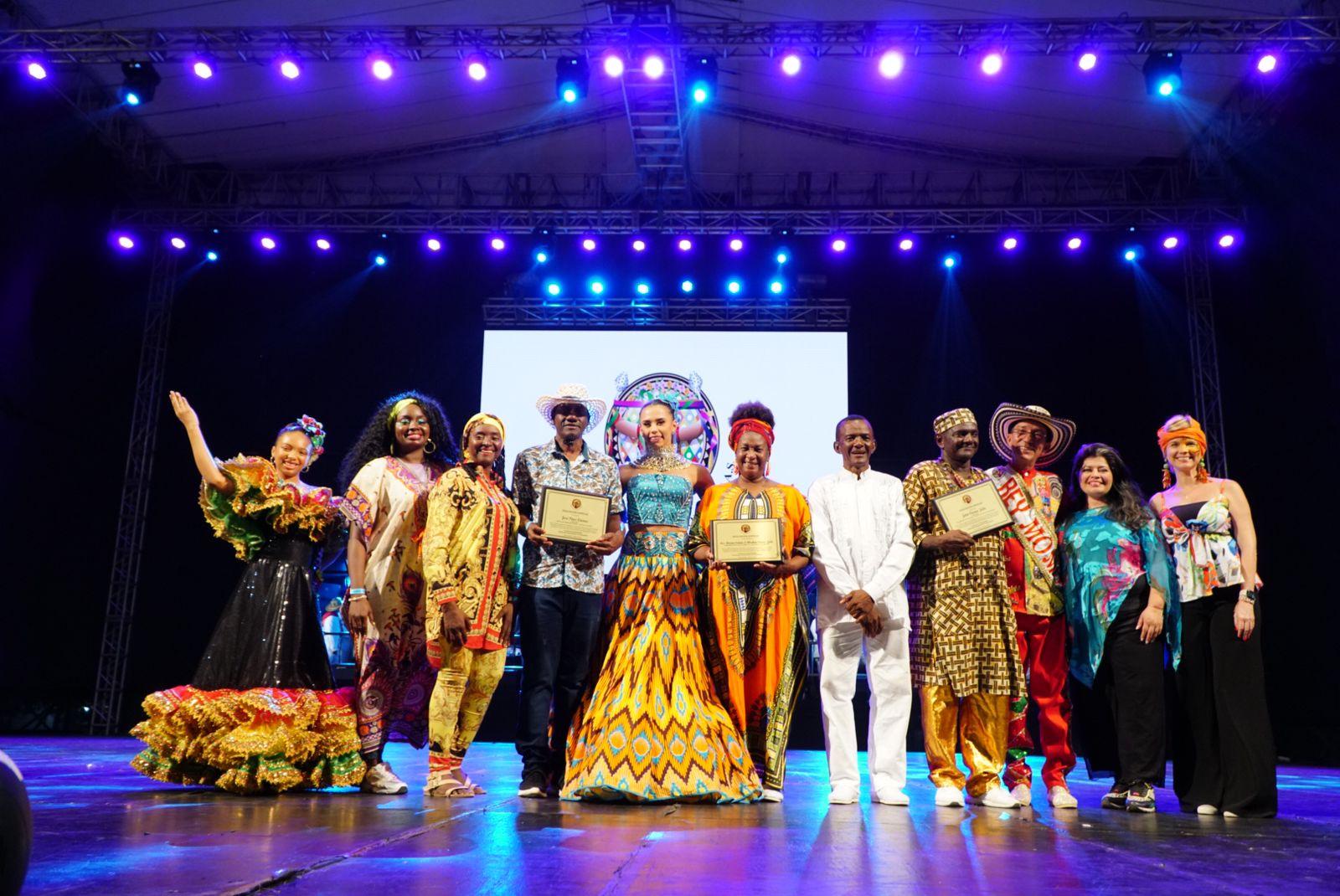 Los homenajeados de la noche: Luz Marina Cañate y Abraham Cáceres, directores de la Corporación Folclórica y Cultural Bambazú; José Pérez, director del Semillero Negro Mestizaje, y Jairo Cáceres director de Nacimiento de Palenque.