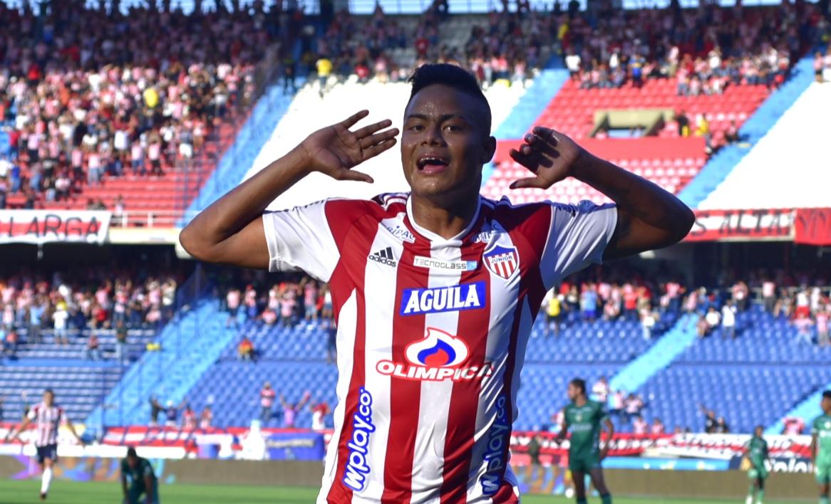 Luis Sandoval celebrando el gol del triunfo.