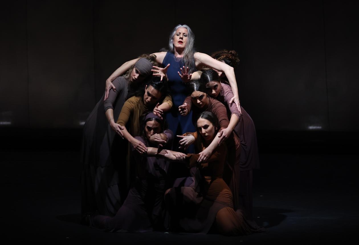 La bailarina de flamenco María Pagés junto a un grupo de bailarines en Abu Dhabi Festival.
