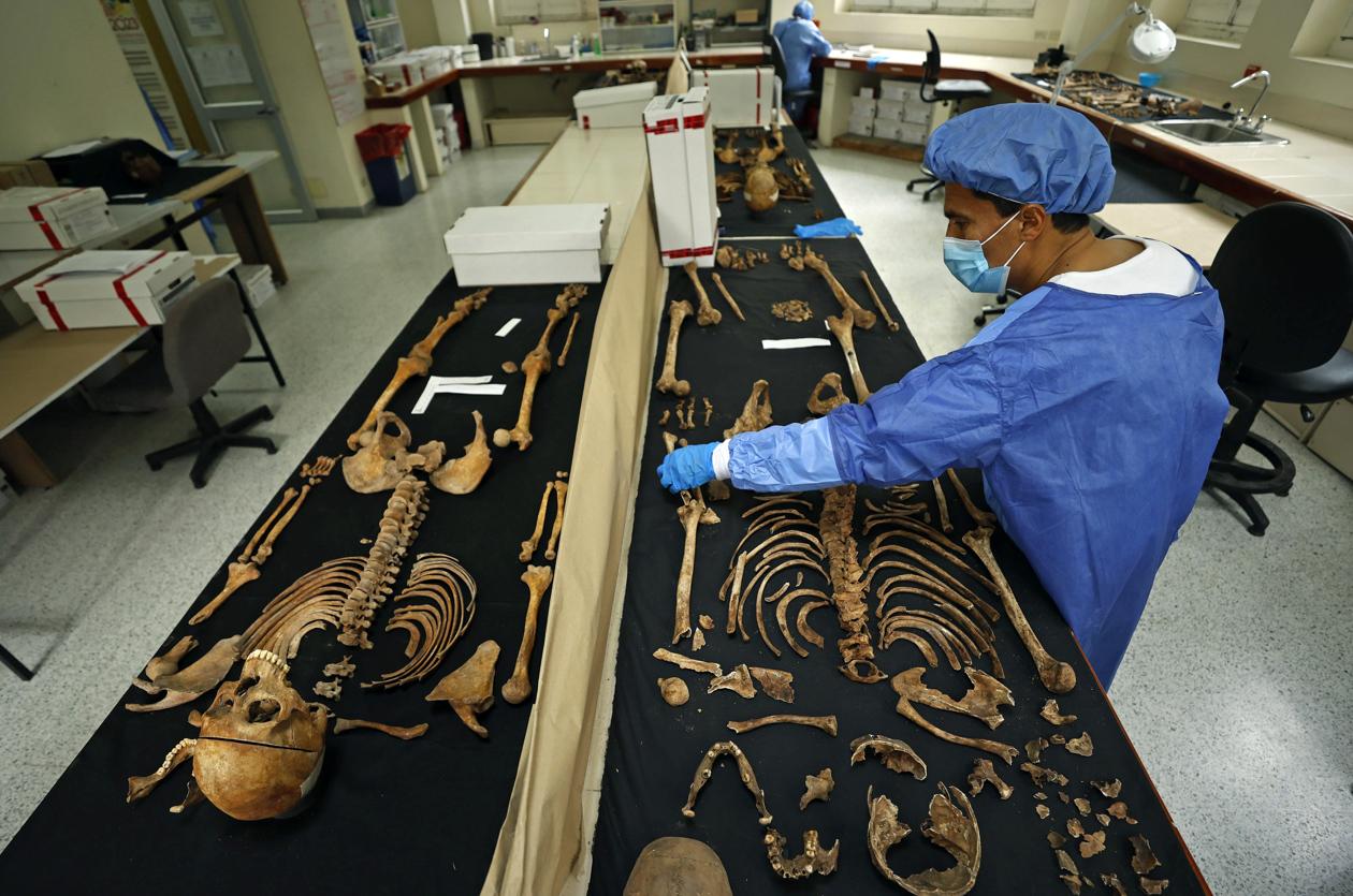 Médicos forenses de medicina legal.