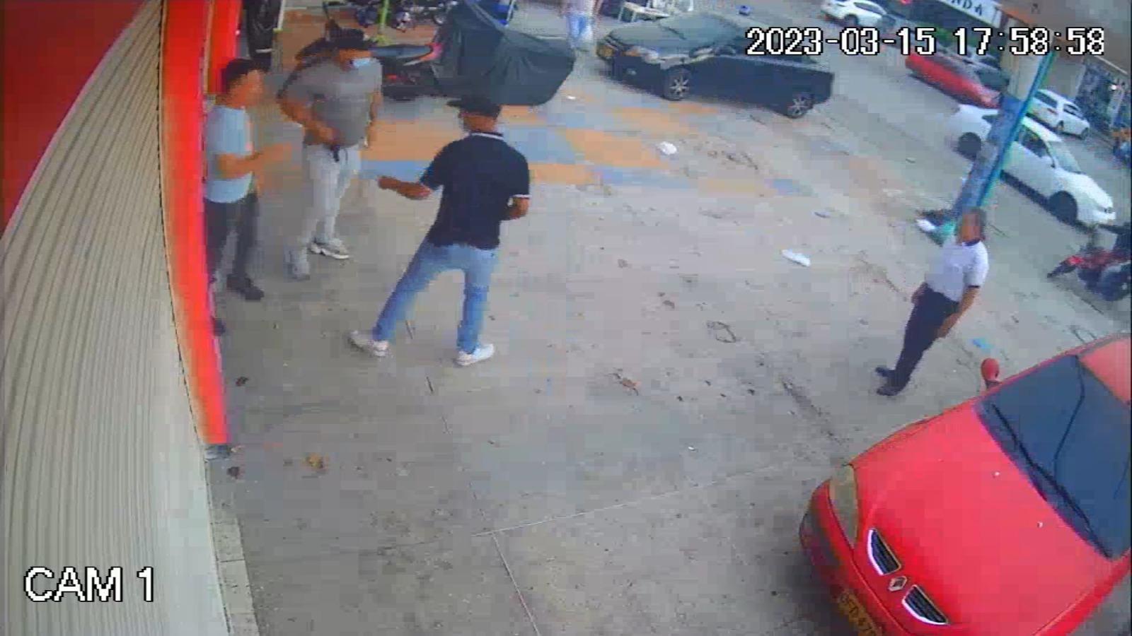 Delincuentes atracando a un comerciante