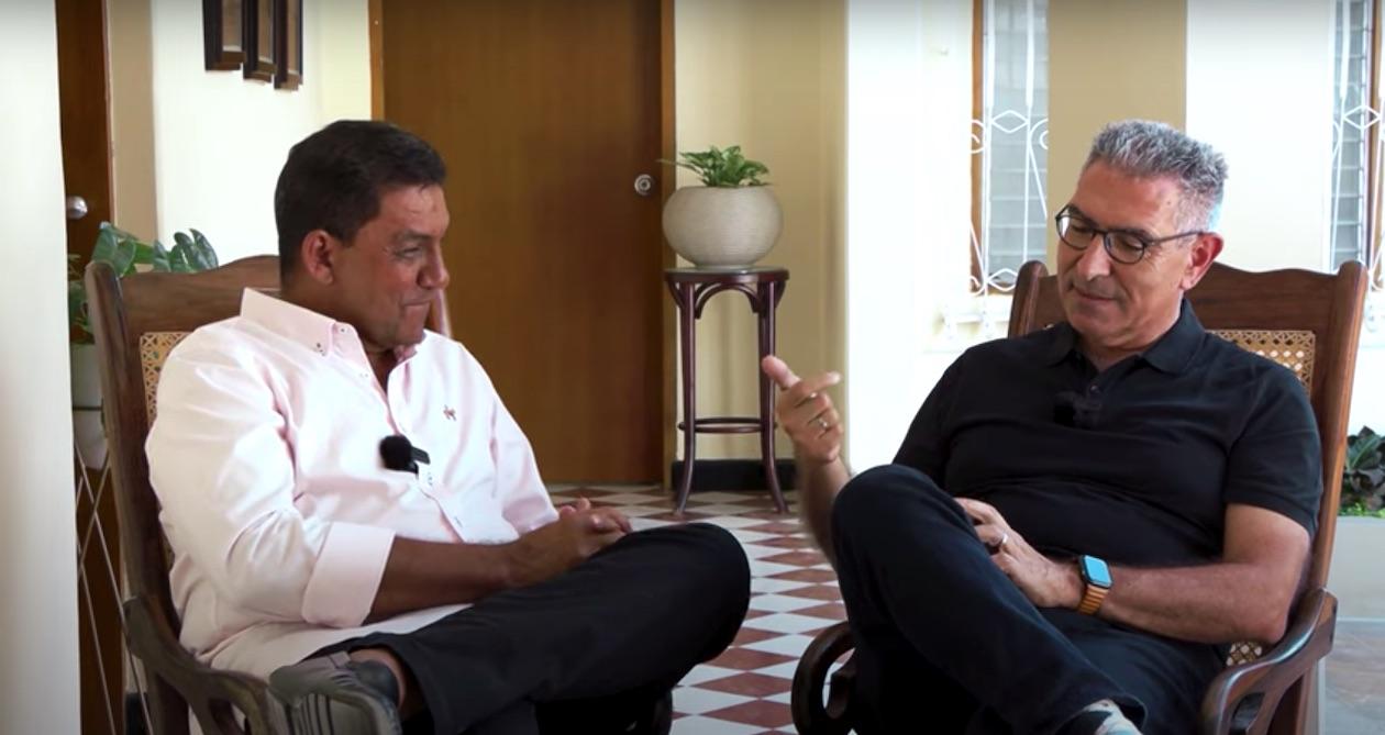 El compositor Aurelio 'Yeyo' Núñez con el periodista Jorge Cura Amar.