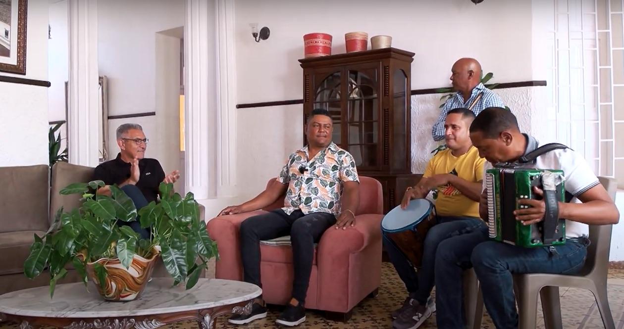 El periodista Jorge Cura con un grupo vallenato.