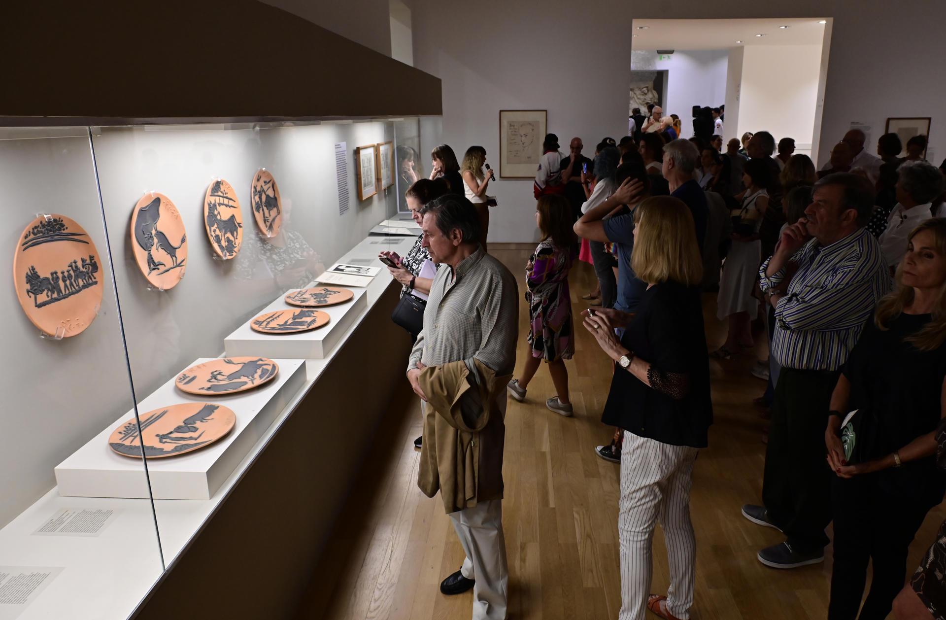 Visitantes observan obras de Pablo Picasso en el Museo Nacional de Buenos Aires