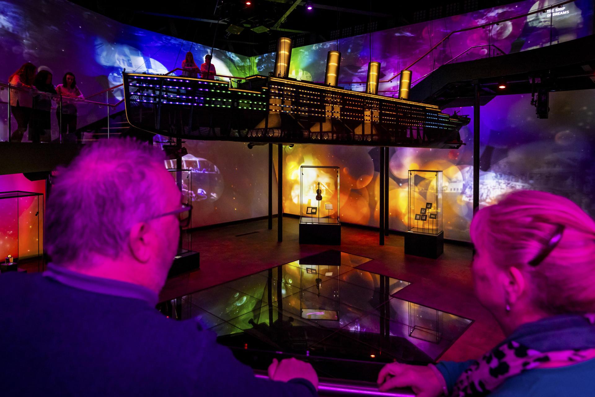 Visitantes en el Museo Titanic Belfast.