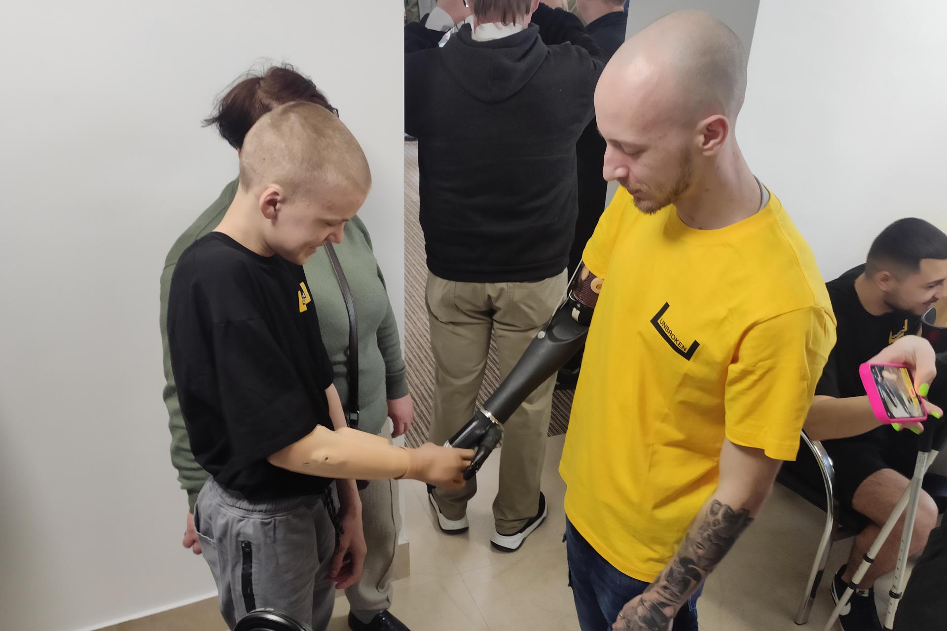 Civiles y soldados ucranianos heridos en la guerra durante una visita al centro de rehabilitación "Inquebrantables" en Leópolis.