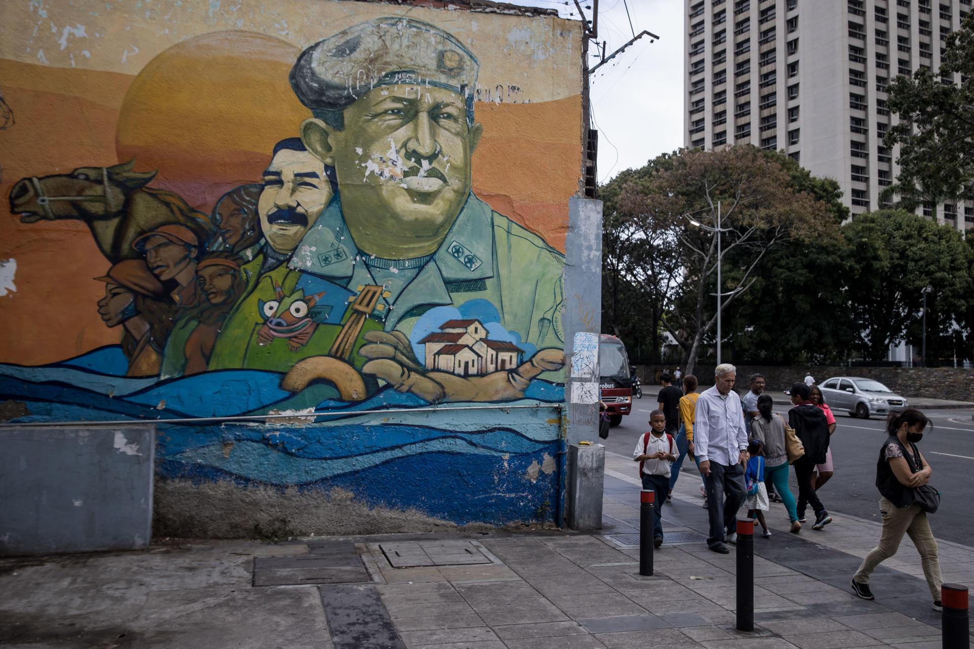 Vista de un dibujo en la pared de un edificio alusivo al fallecido presidente venezolano Hugo Chávez, en Caracas.