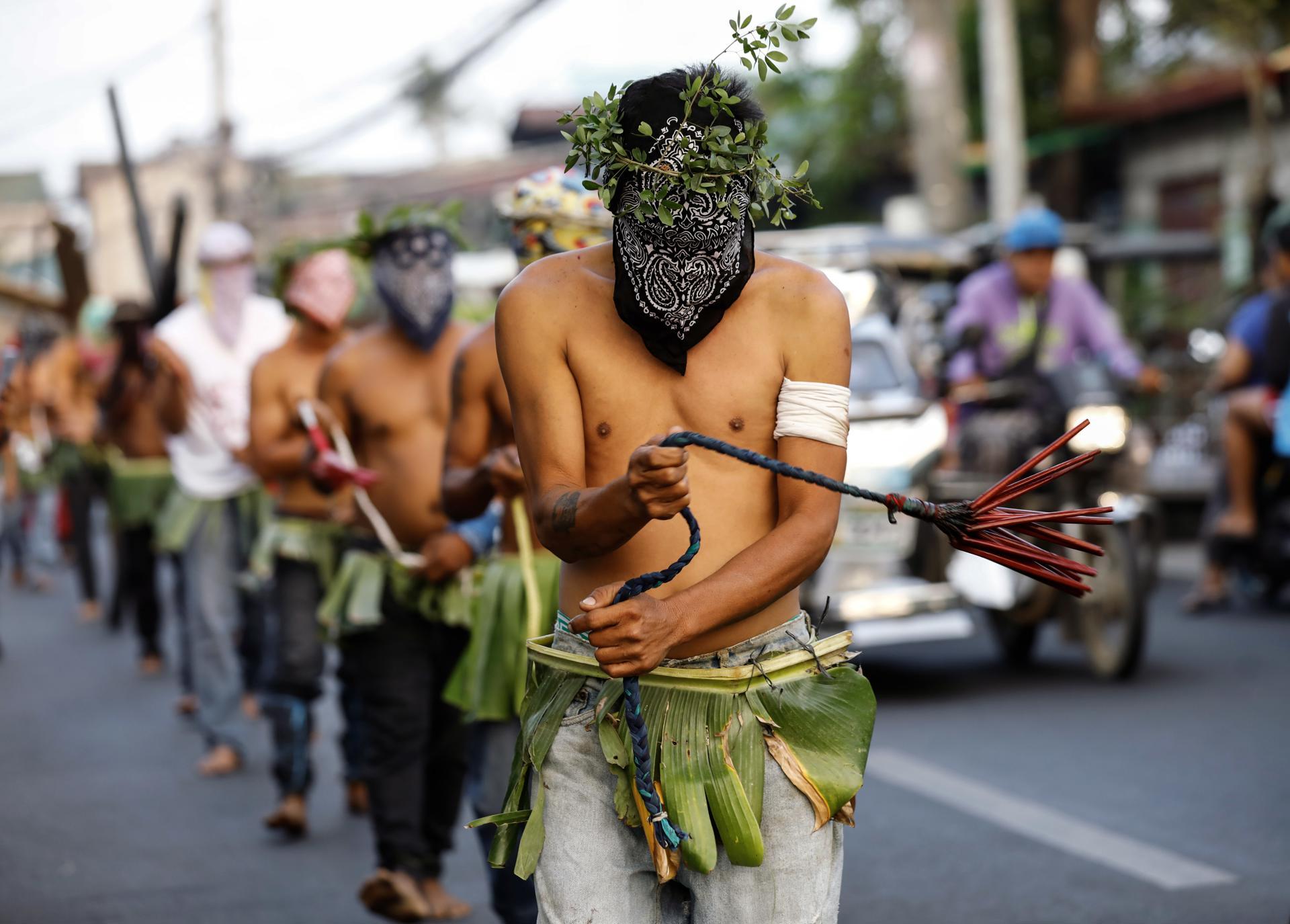 Flagelantes de la provincia de Bulacan, al norte de Manila, este Jueves Santo