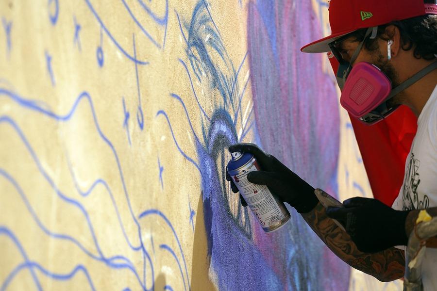 Graffitis para concentizar sobre el cuidado del medio ambiente y proteger ese mar que desaparece al alarmante ritmo de un metro por año. 