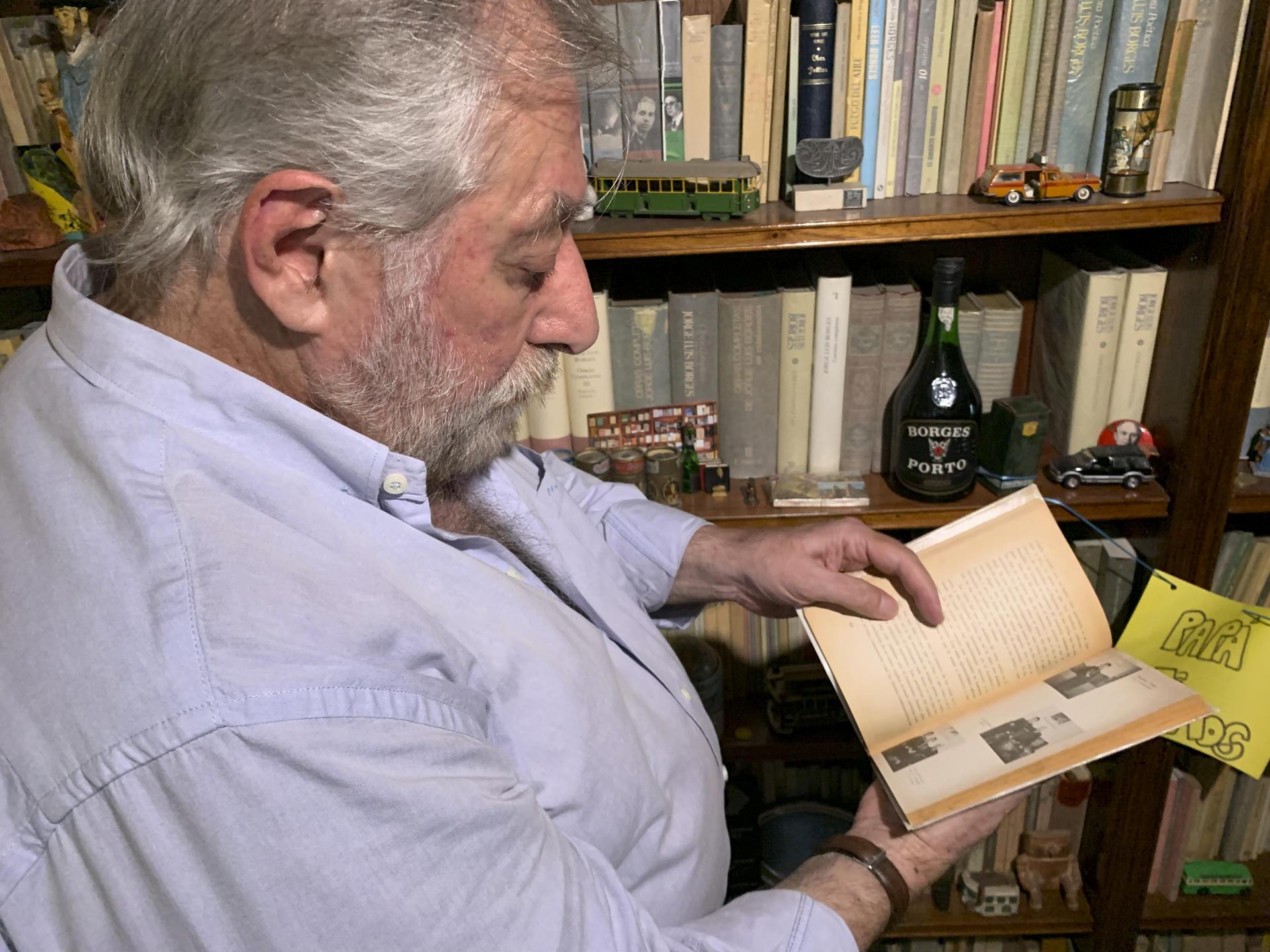 El presidente de la Fundación El Libro, Alejandro Vaccaro, recibe a EFE en su domicilio en Buenos Aires.