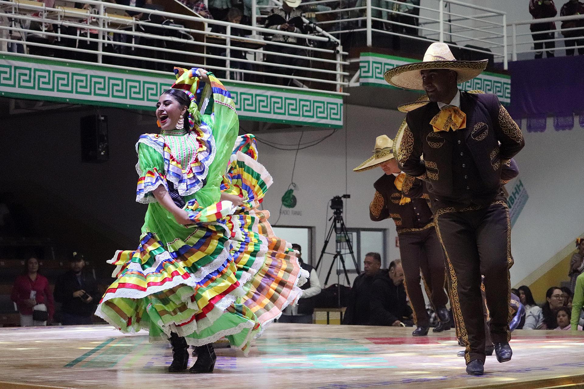 Bailadores de huapango se presenta la ciudad de San Jaoquín, Querétaro.