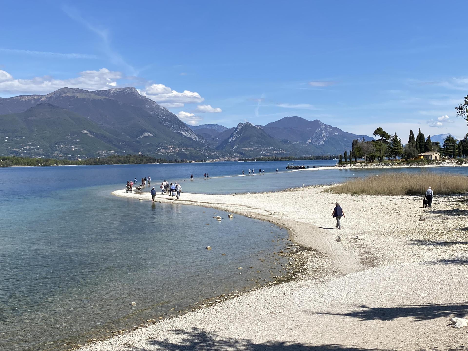 Vista del Lago de Garda, entre los Alpes y la llanura padana, también conocida como valle del Po, En el norte de Italia.