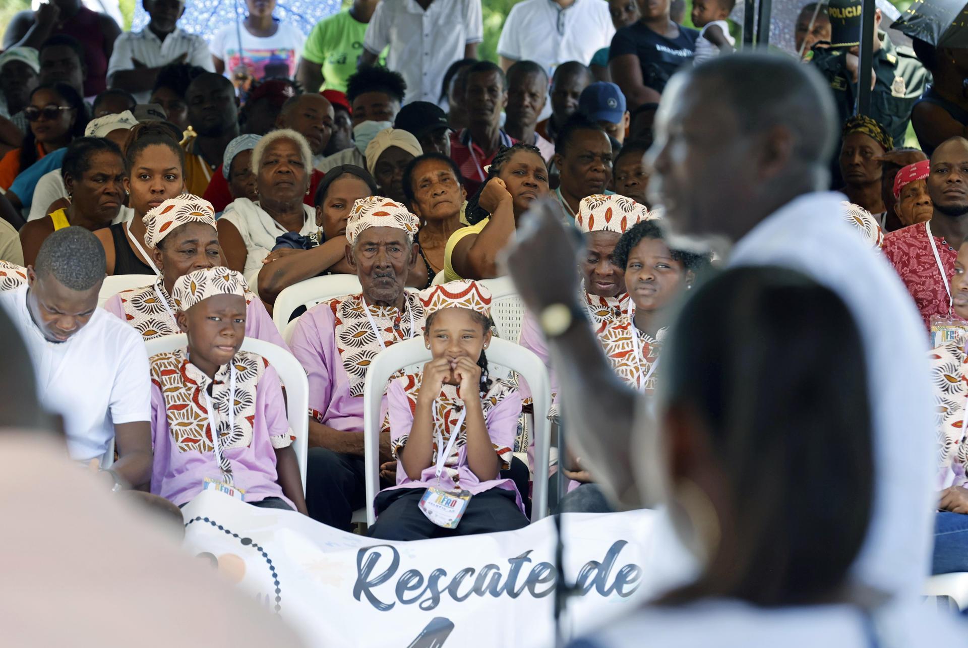 Habitantes de Yuto escuchan los avances del proceso de restablecimiento de derechos territoriales a favor del Consejo Comunitario.