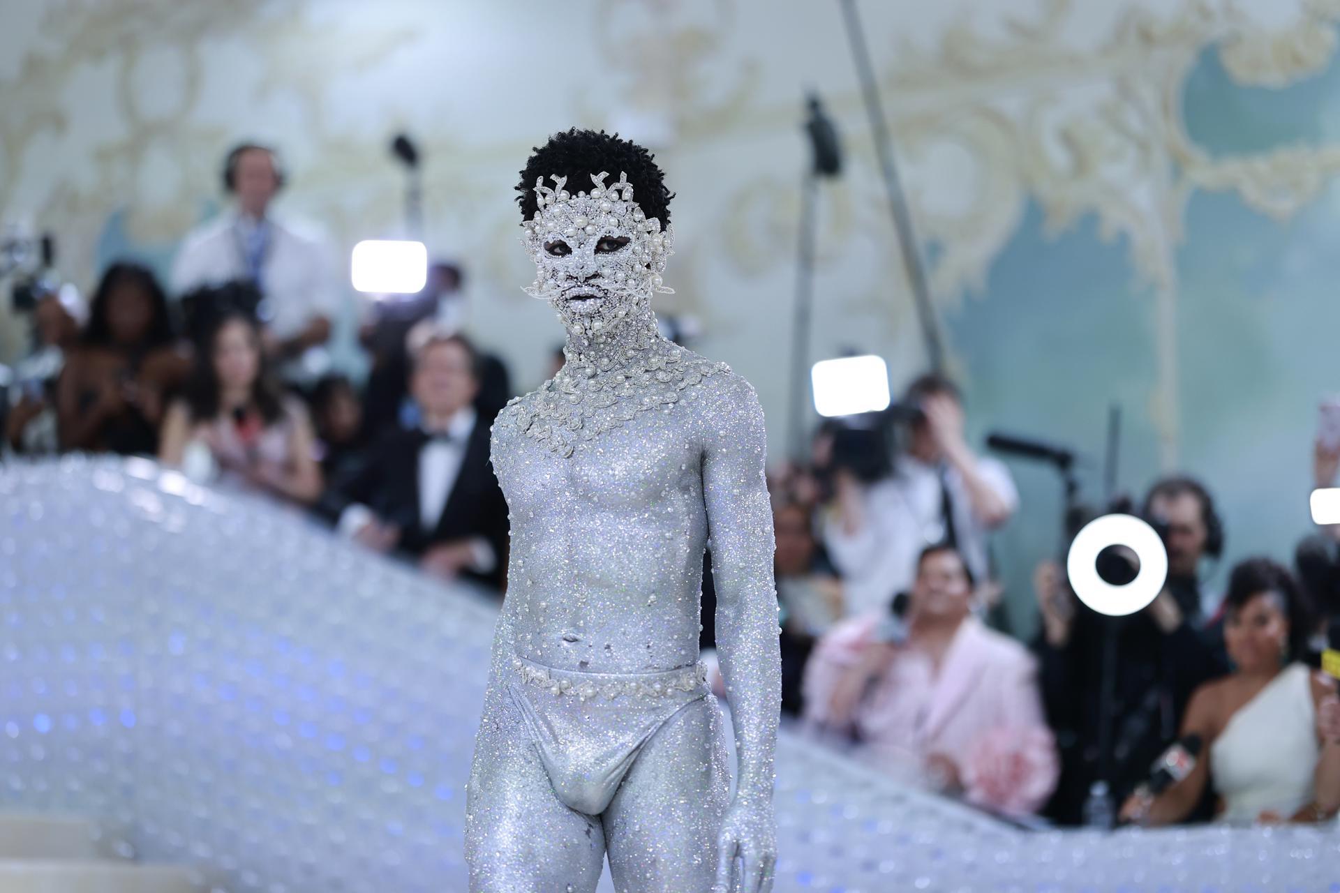 Lil Nas X llega a la alfombra para la Met Gala 2023.