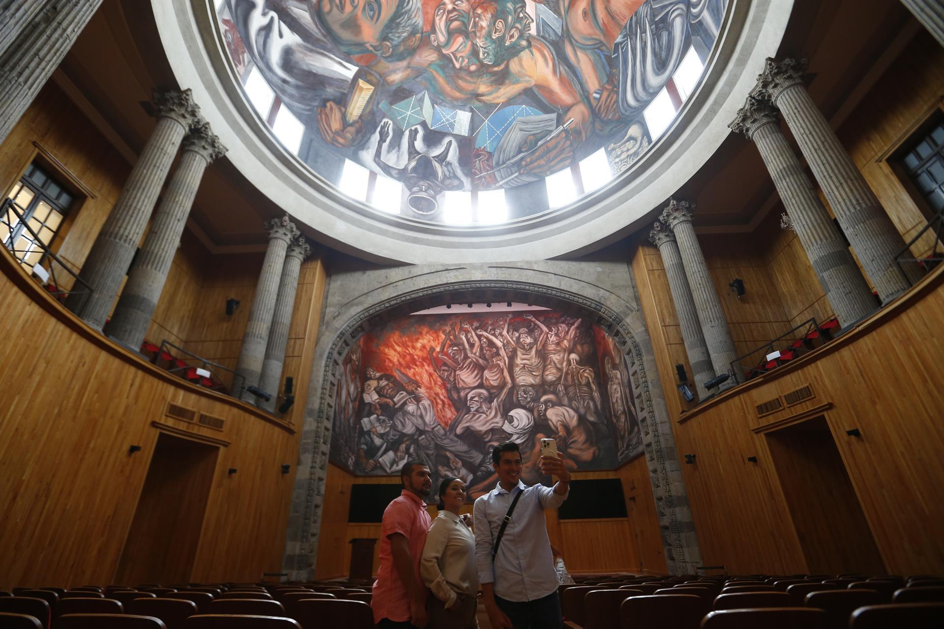 Visitantes se toman una selfie en una de las salas de exhibición del Museo de las Artes -Musa- de Guadalajara