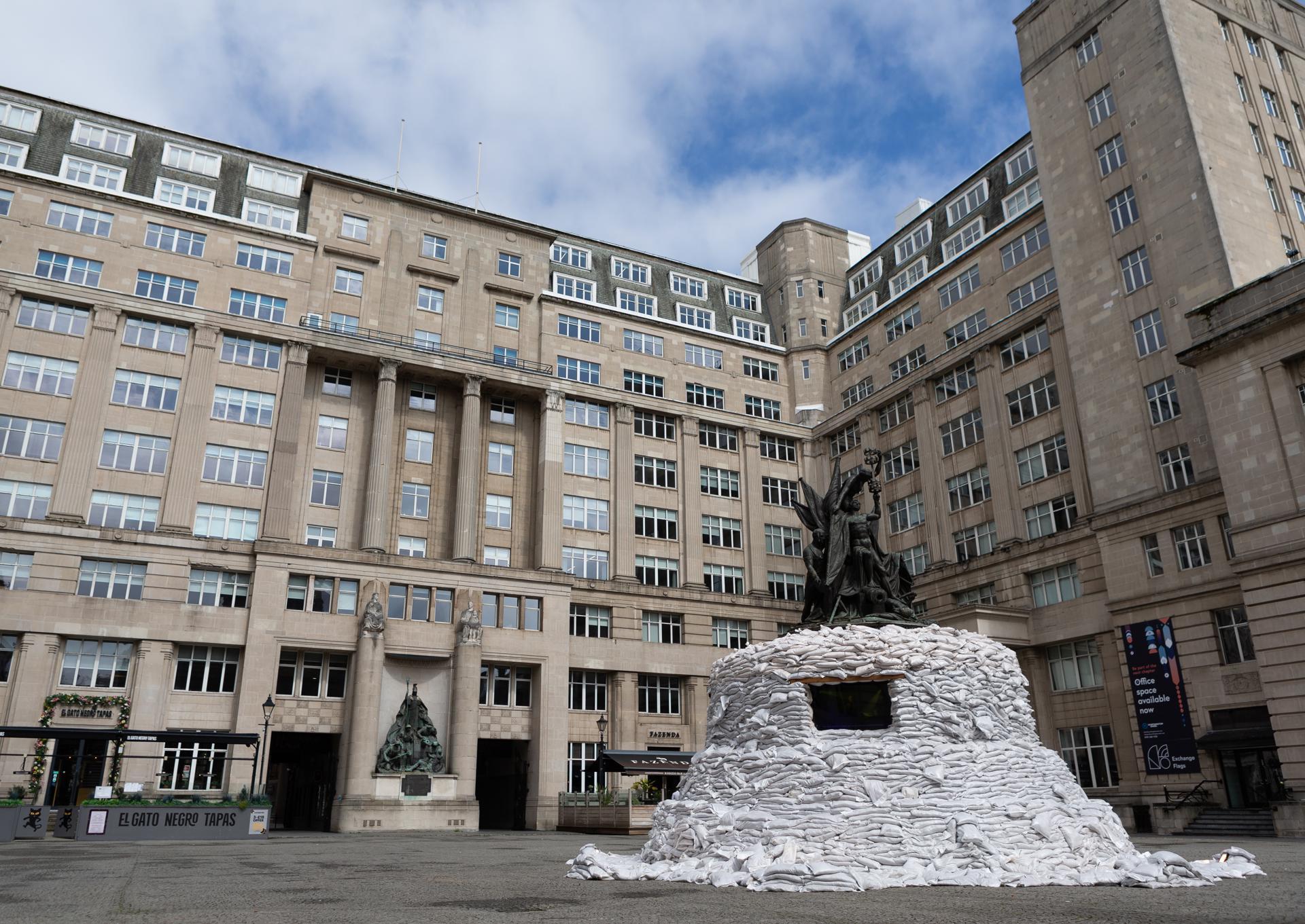 'Protect the Beats' la obra de arte hecha con 2,500 sacos de arena.