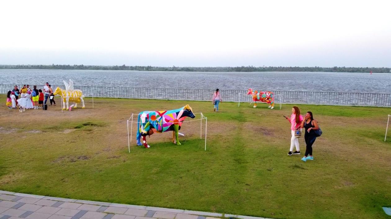 Los visitantes disfrutando de las obras.