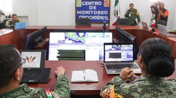 Dos militares monitorean el volcán Popocatépetl en México