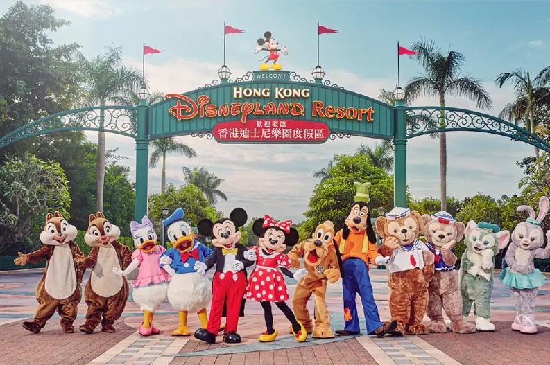 Vista principal del resort de Disneylandia Hong Kong, con algunos personajes icónicos