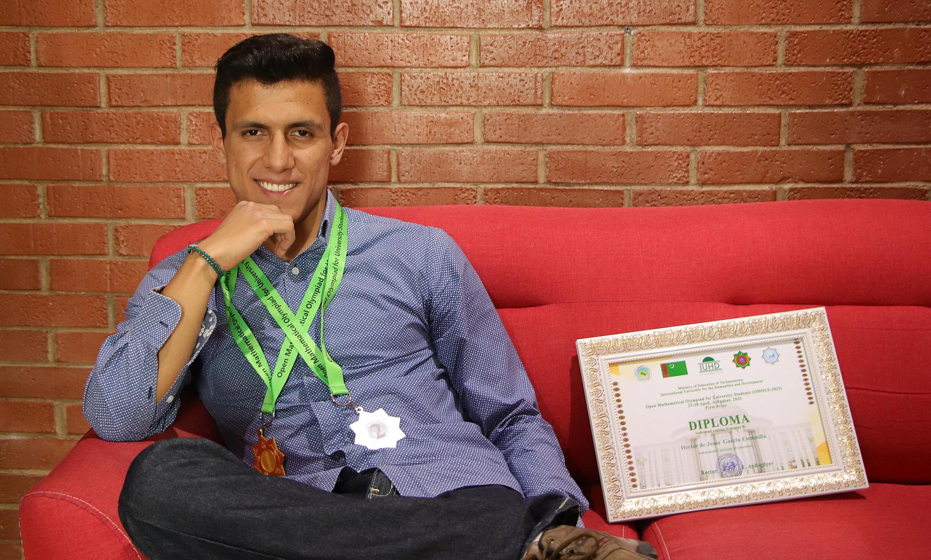 El mexicano Campeón del Mundo en Matemáticas, Héctor Escamilla.