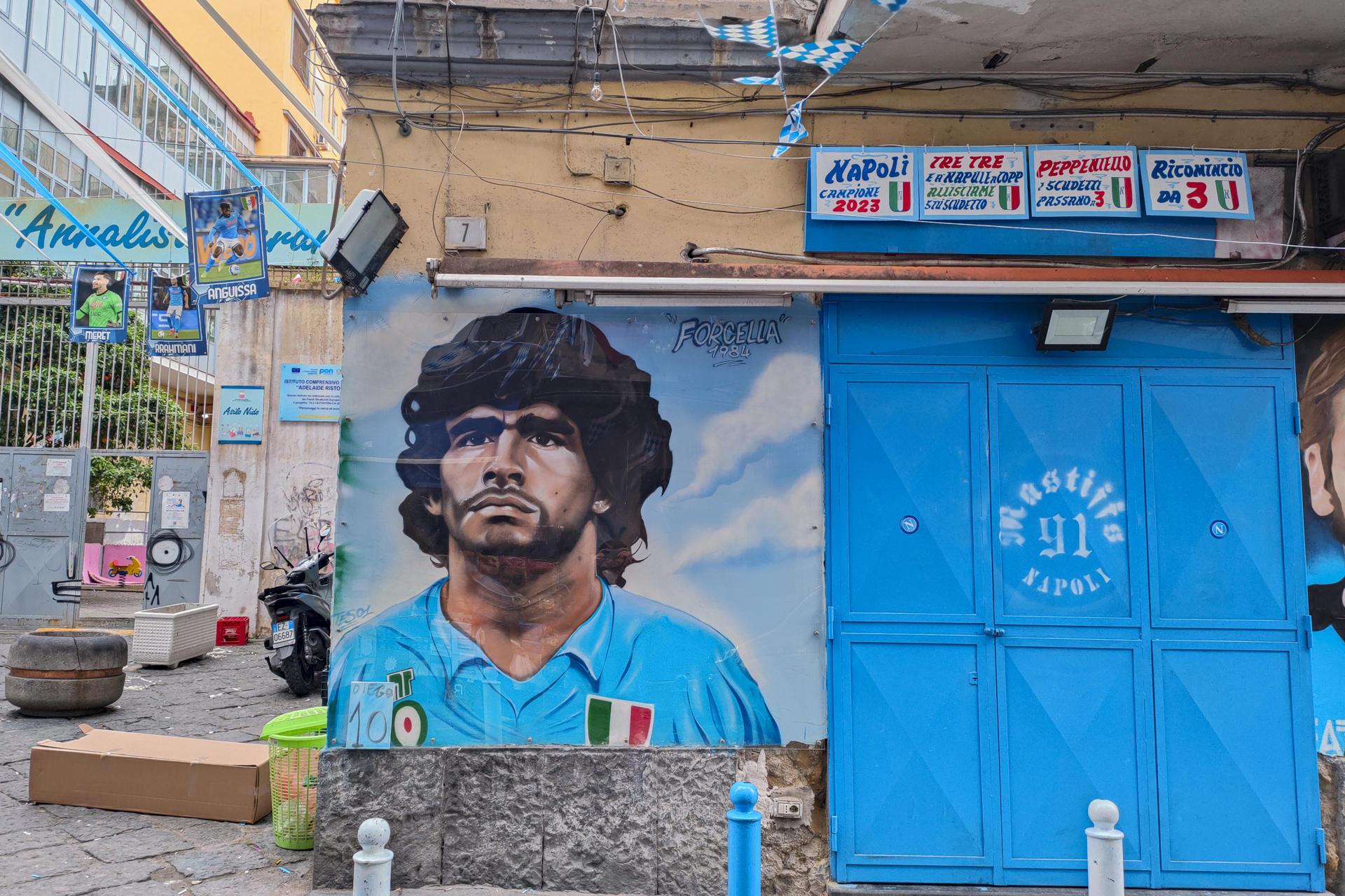 Vista de un mural dedicado al exfutbolista argentino del Nápoles Diego Armando Maradona, en Nápoles, Italia.