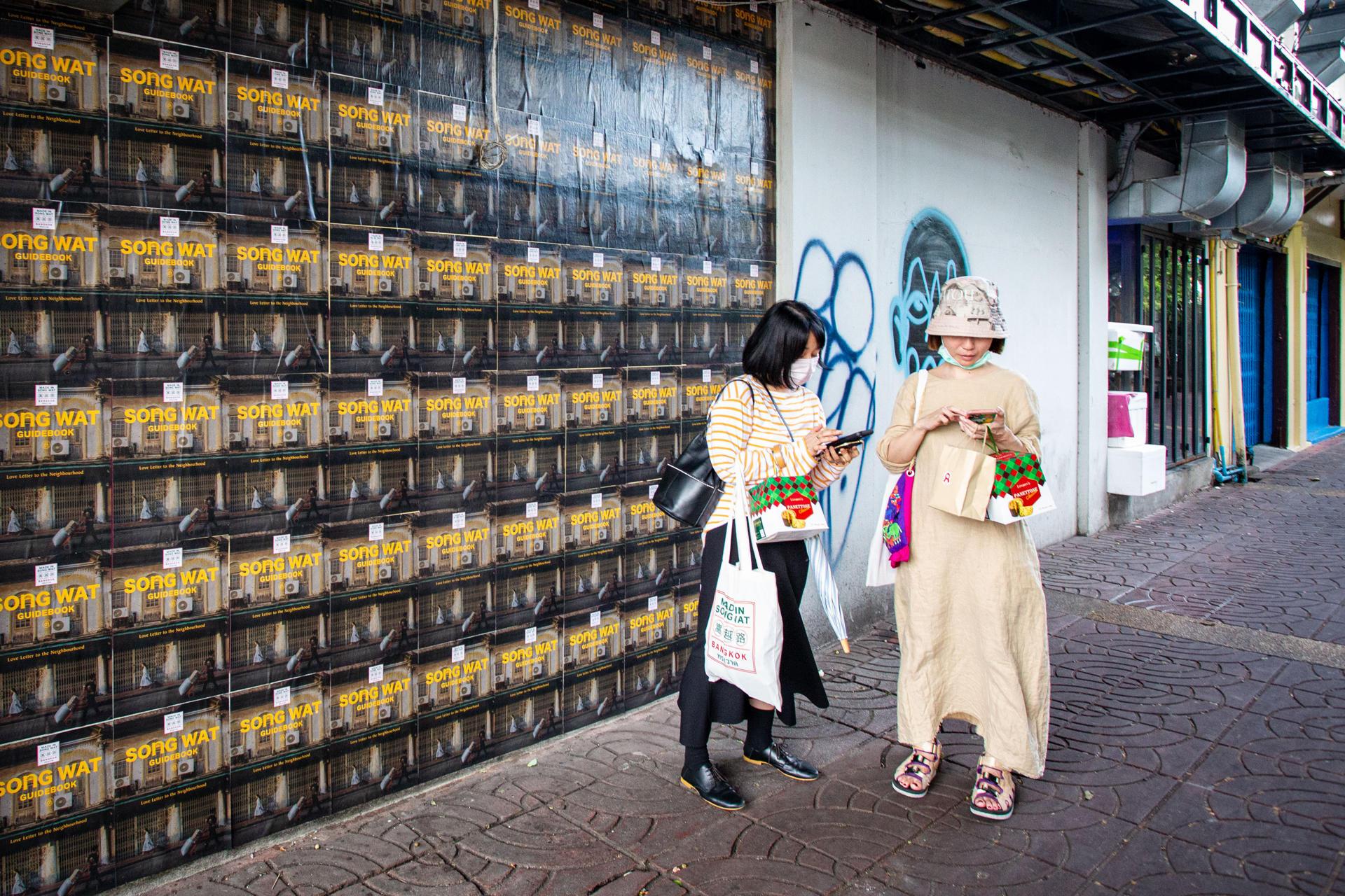 'Influencers' en la calle Song Wat.