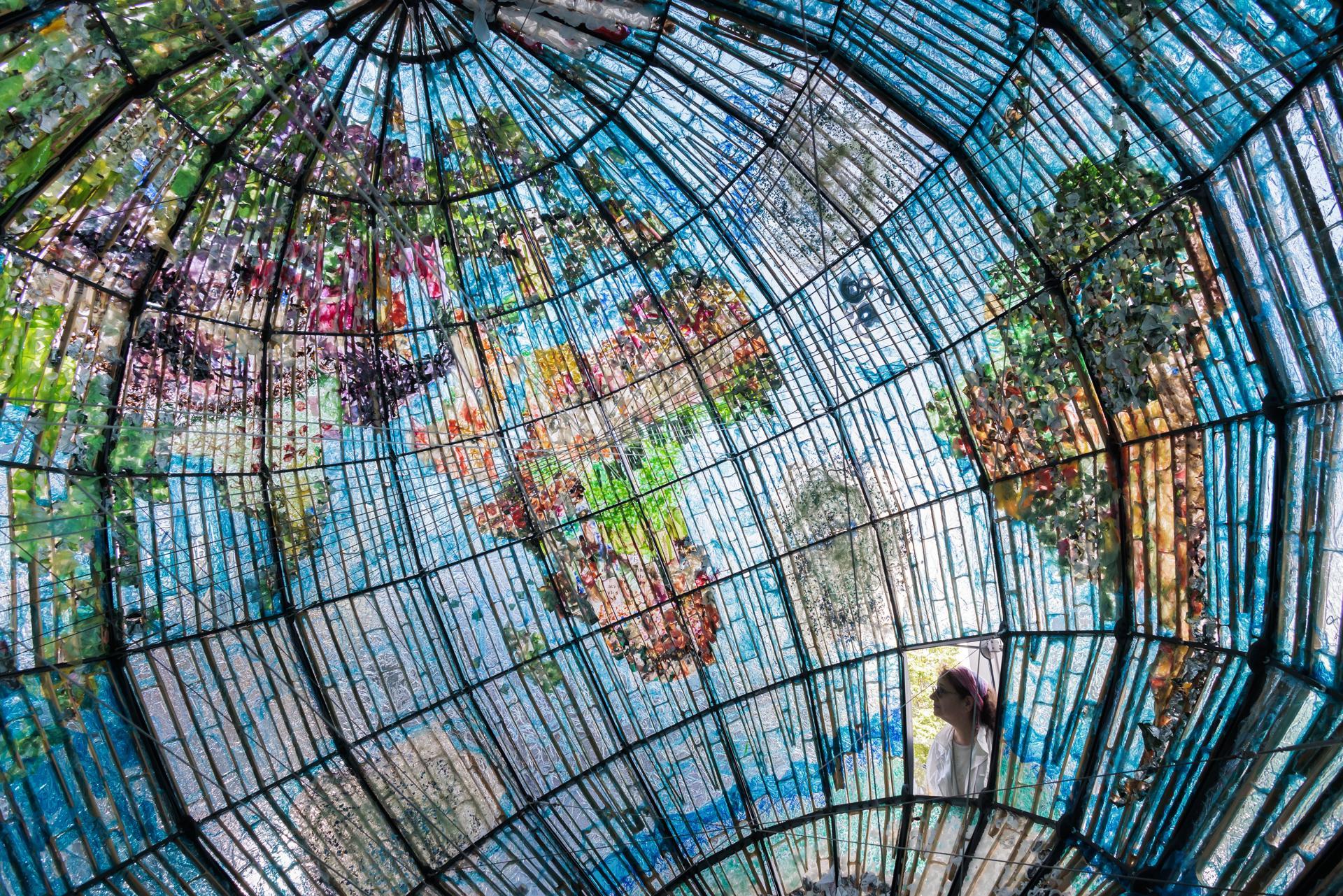 Obra ‘Earth Poetica’ es hecha de plástico.