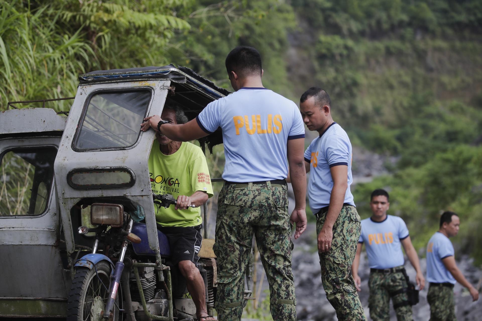 Filipinas evacuando por el volcán Mayón.