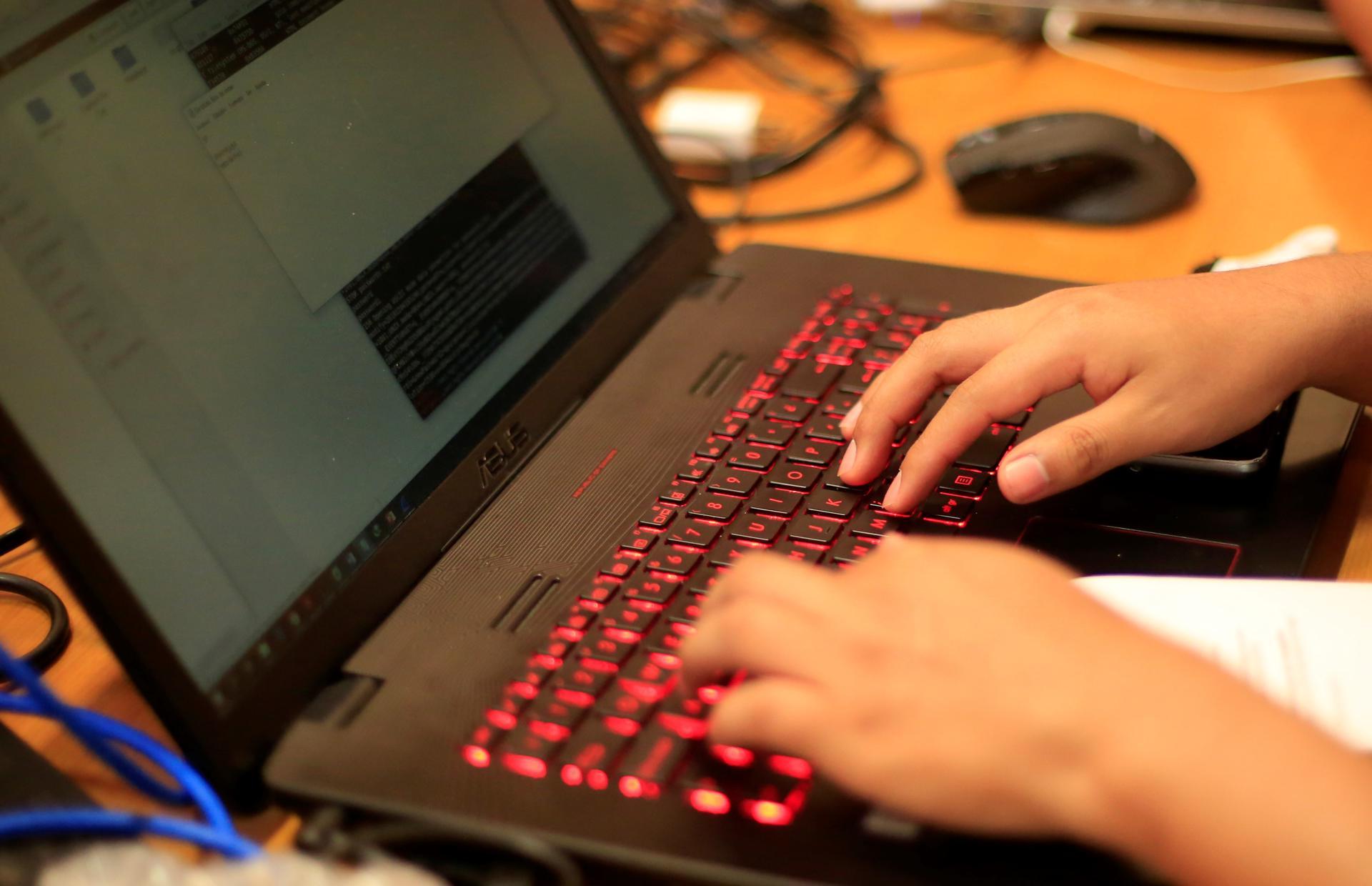 Jóvenes expertos en computación.