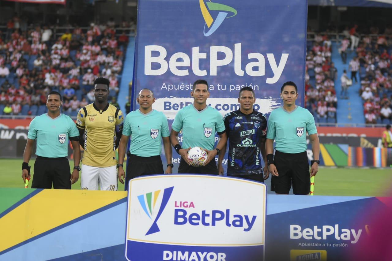 El árbitro Jorge Duarte y los capitanes Marco Pérez y Carlos Bacca.