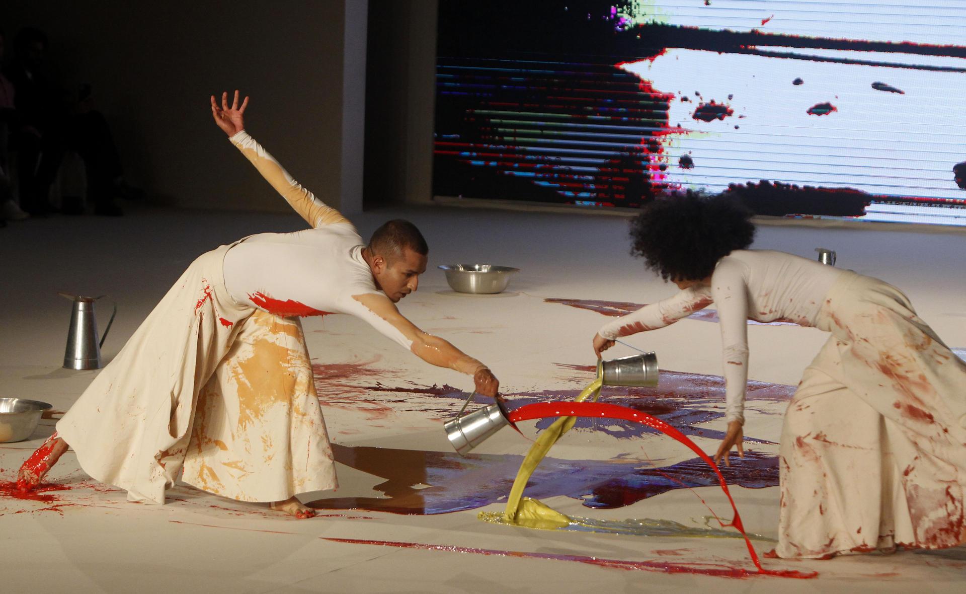 Modelos en la pasarela inaugural "Límites Indefinidos". 