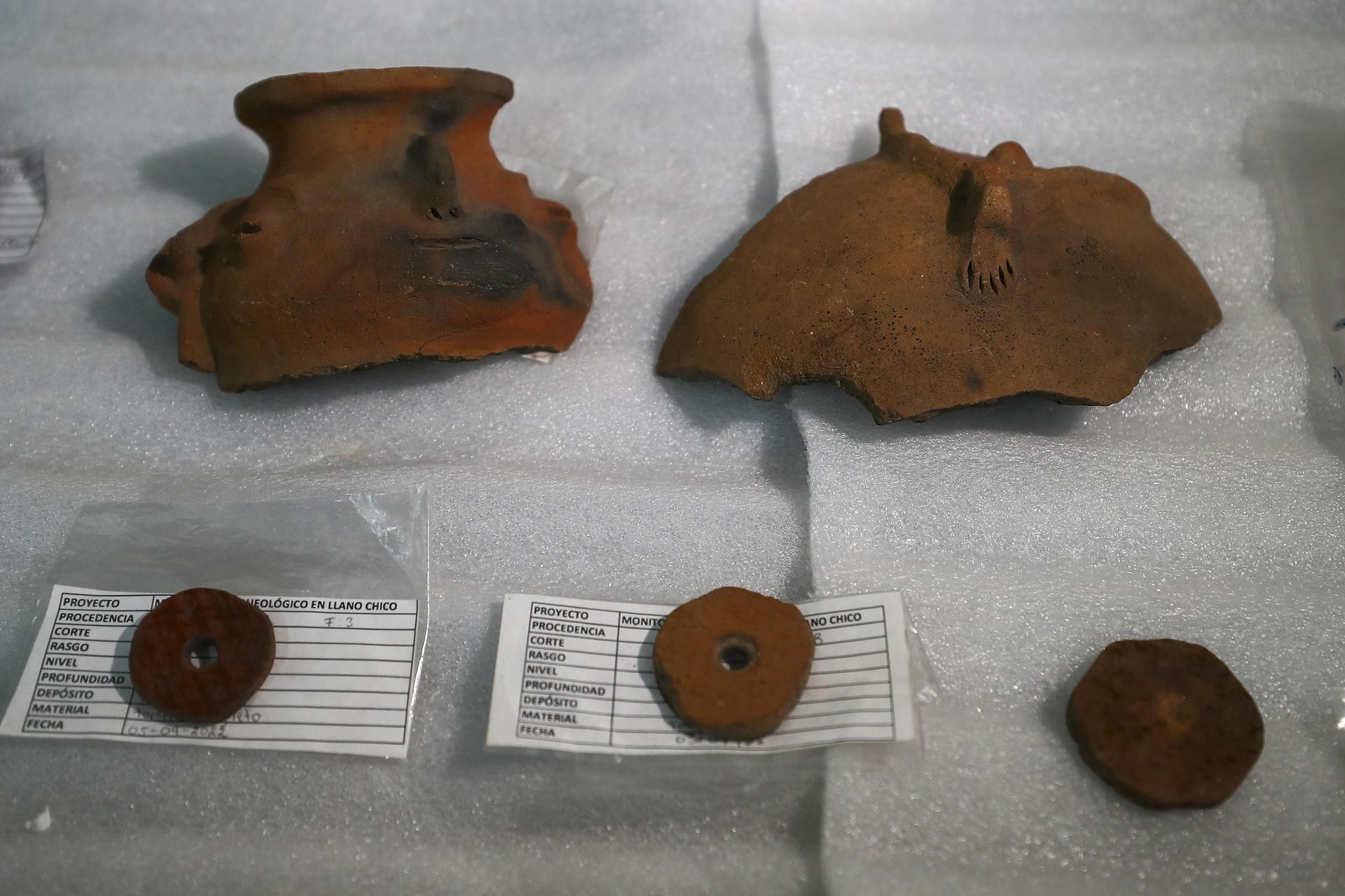 Vasijas y piezas talladas en piedra.