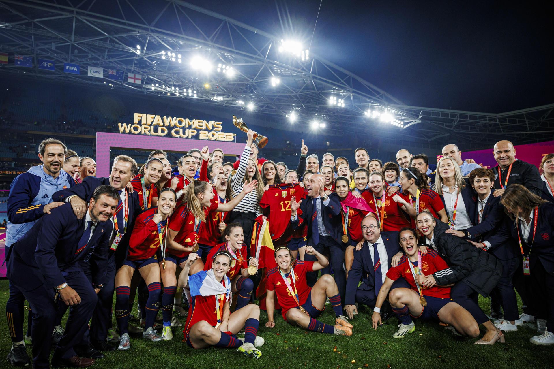 Jugadoras de España celebrando el título.