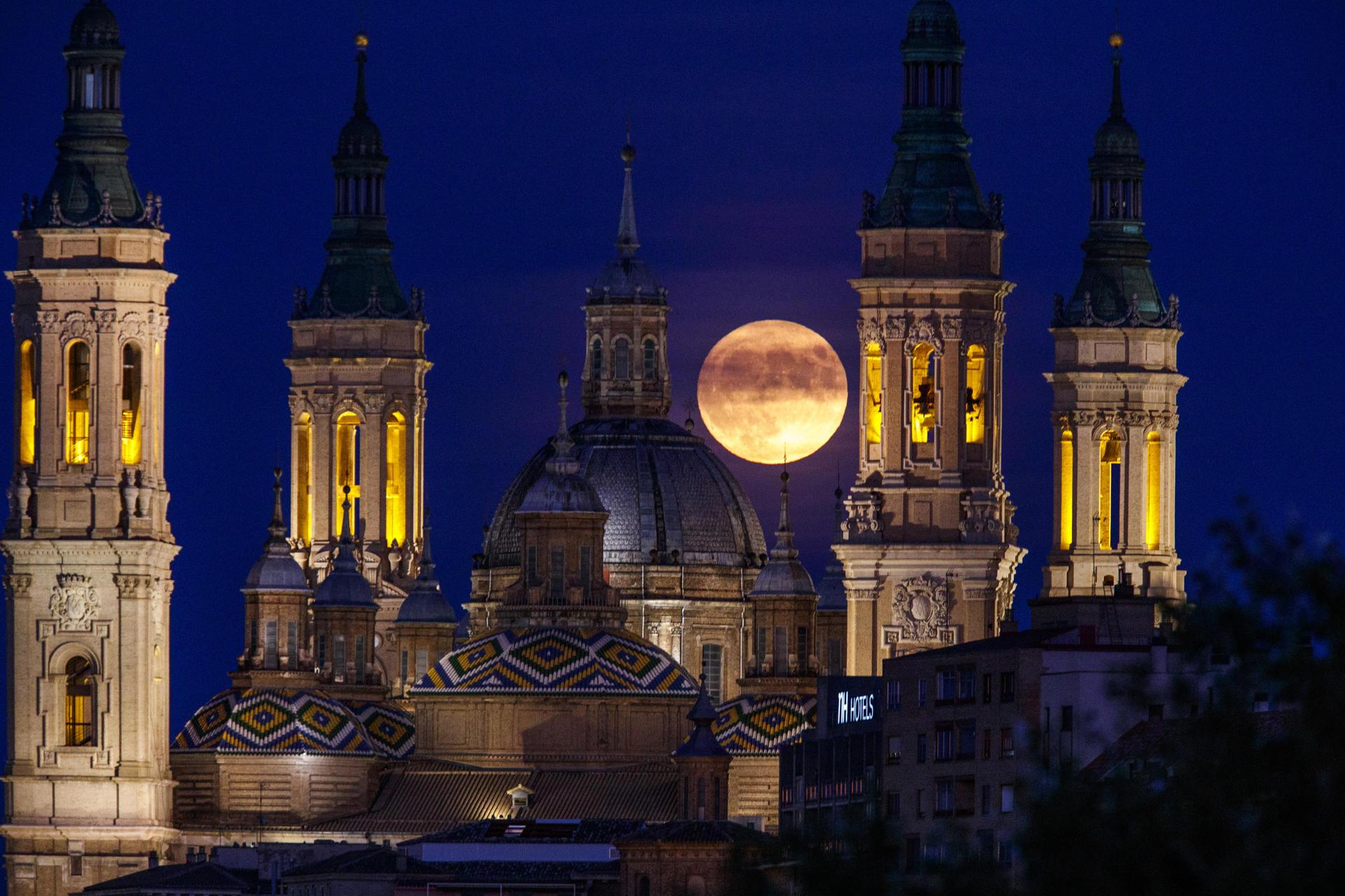 Superluna azul en la basílica de El Pilar en Zaragoza.