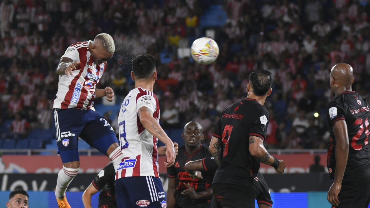 Jermein Peña, uno de los mejores de Junior, tuvo este cabezazo que se perdió por centímetros.