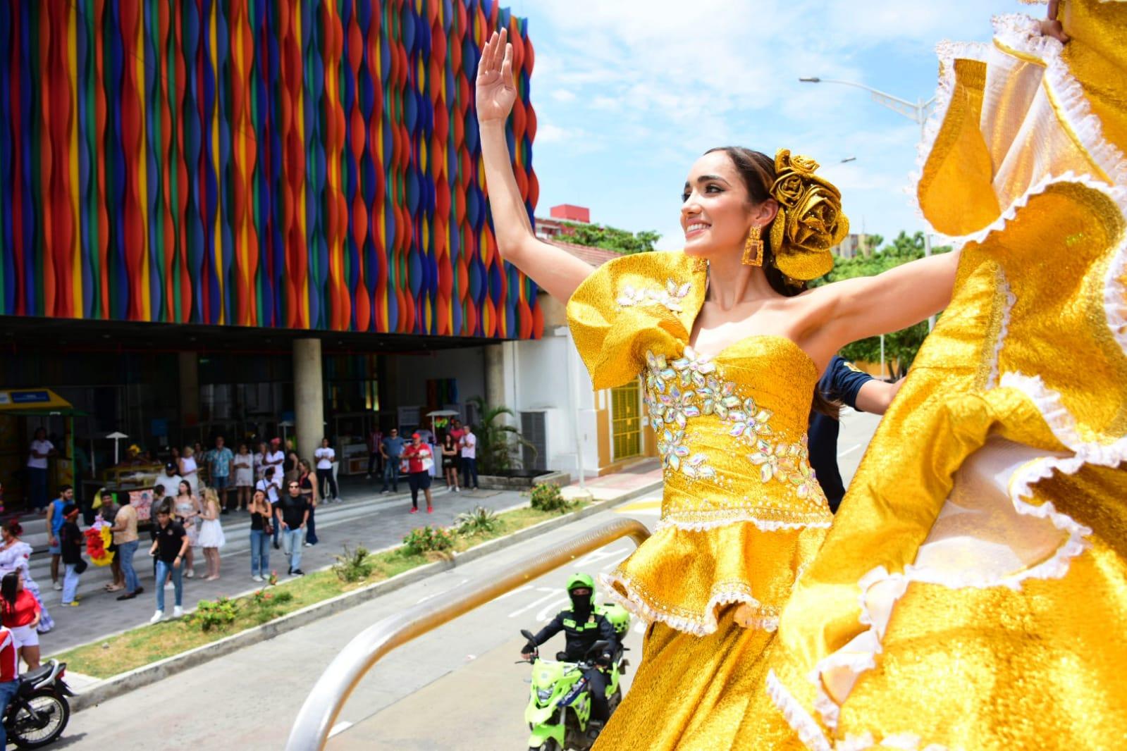 Melissa frente al Museo del Carnaval en el barrio Abajo