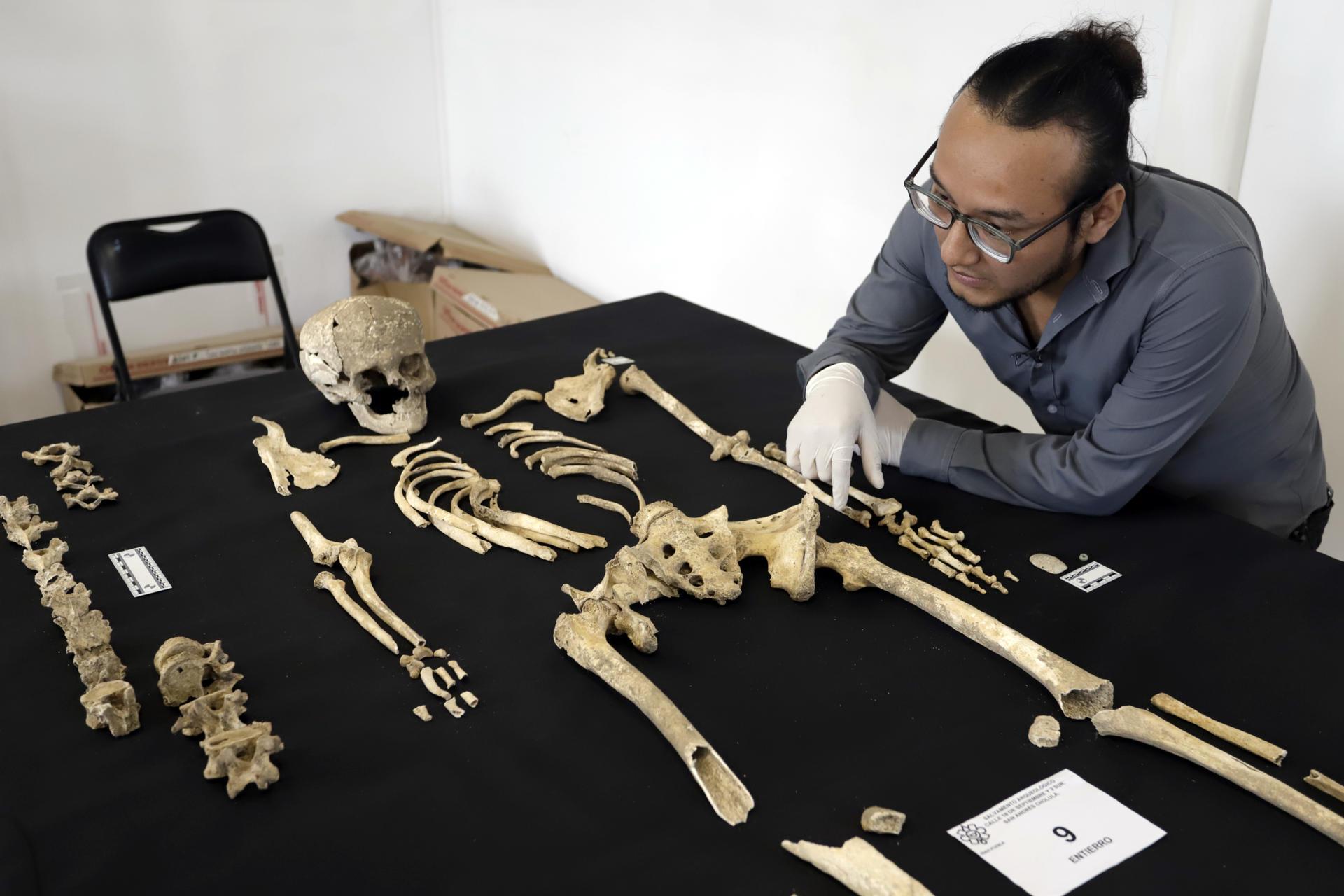 El especialista en Antropología Física Martín Hernández Carbajal ofrece detalles sobre los once entierros humanos.