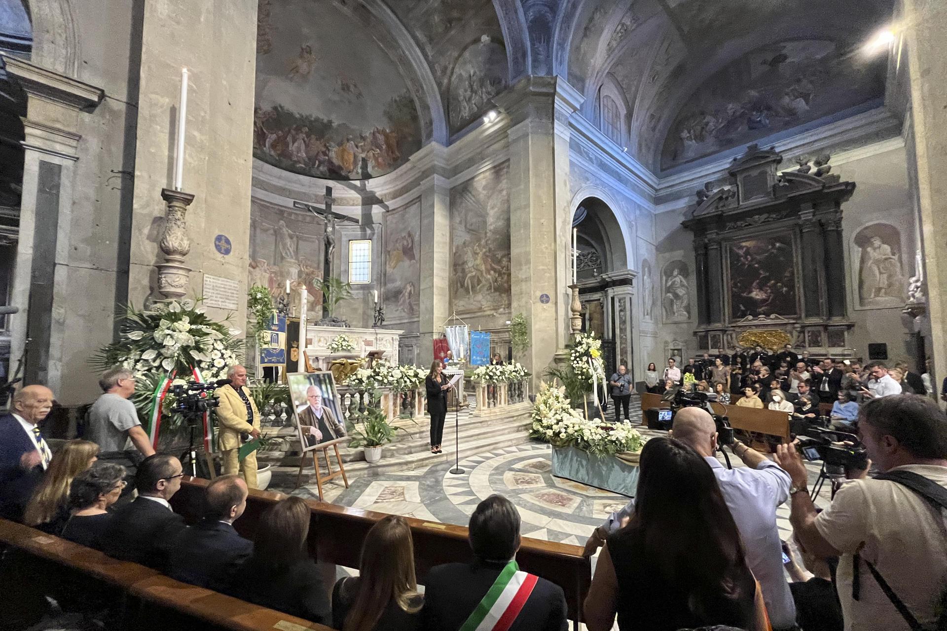 La hija de Fernando Botero, Lina Botero, se dirige a los asistentes.