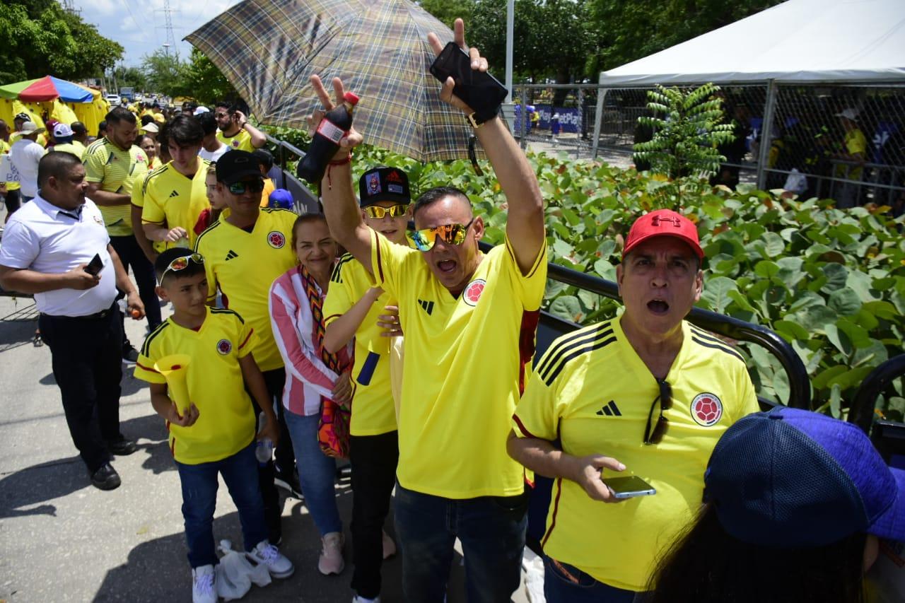 Los aficionados haciendo filas para ingresar al estadio Metropolitano.