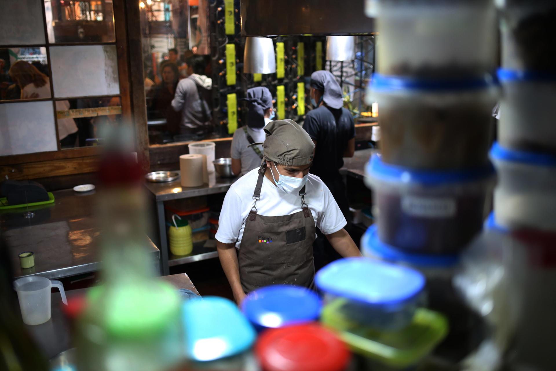 Cocineros del restaurante Manq'a trabajan durante la presentación en La Paz.