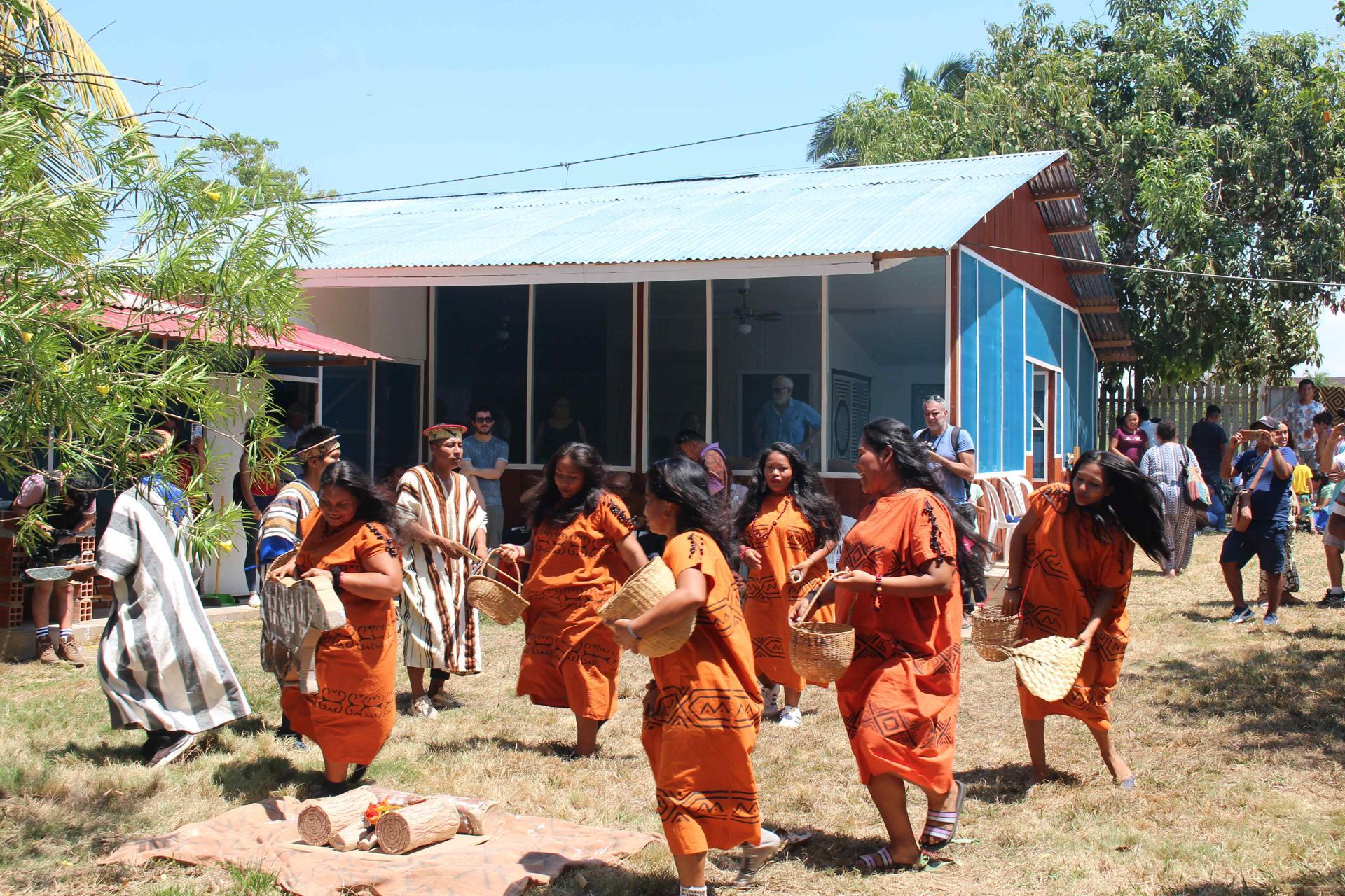 Indígenas participan en una actividad en la estación científica Chana