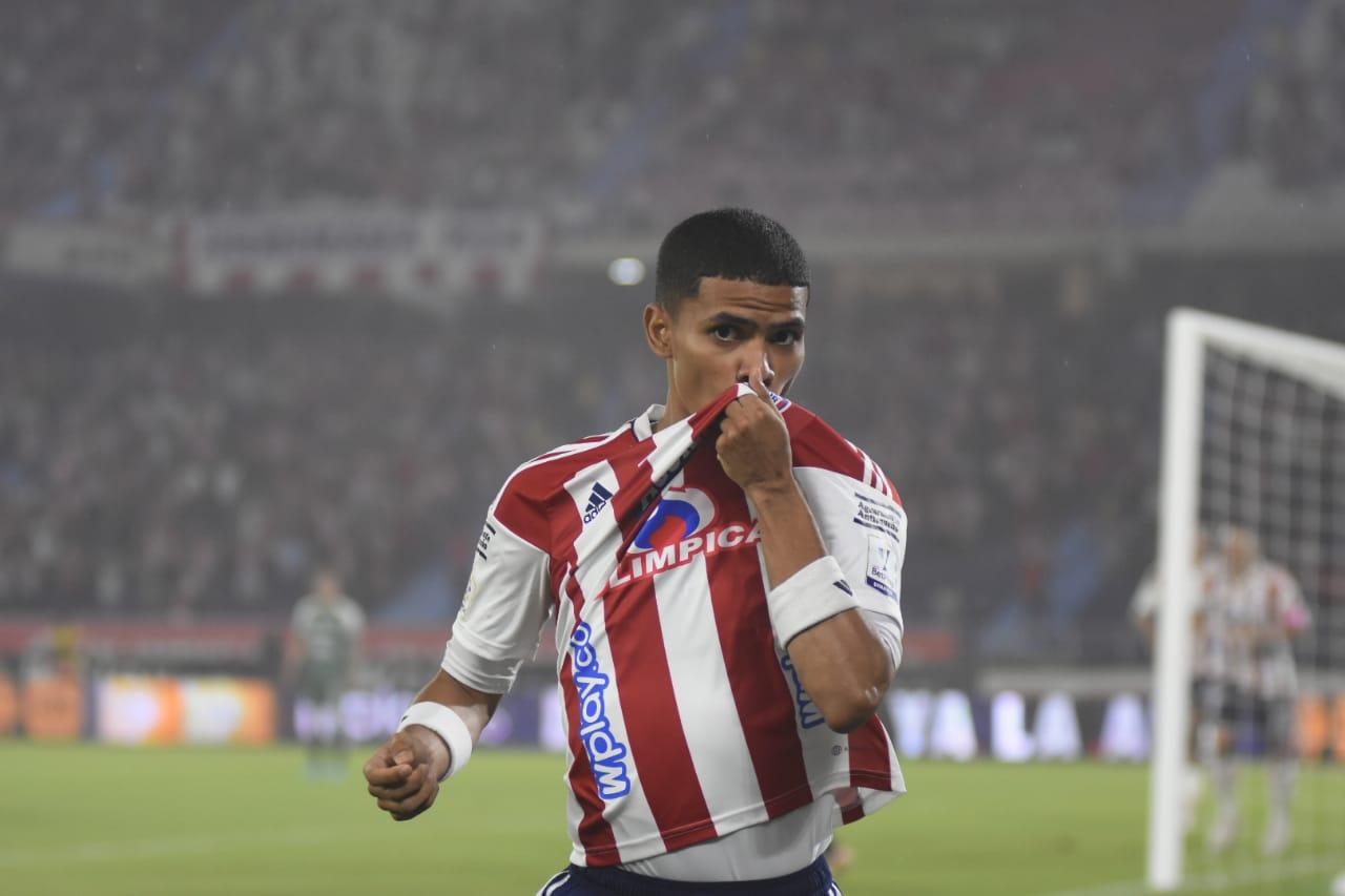 José Enamorado besa el escudo del Junior tras marcar el primer gol ante el Cali.