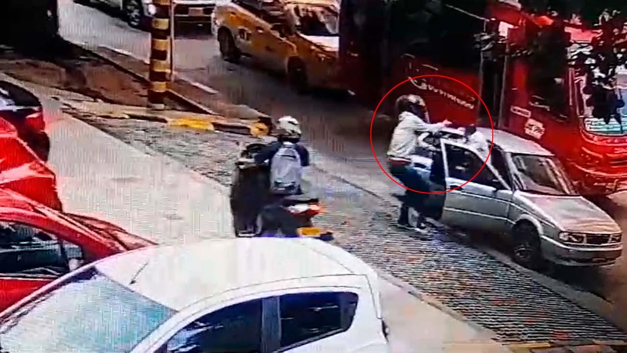 Motociclista irrumpe en contravía y recoge a fletero 