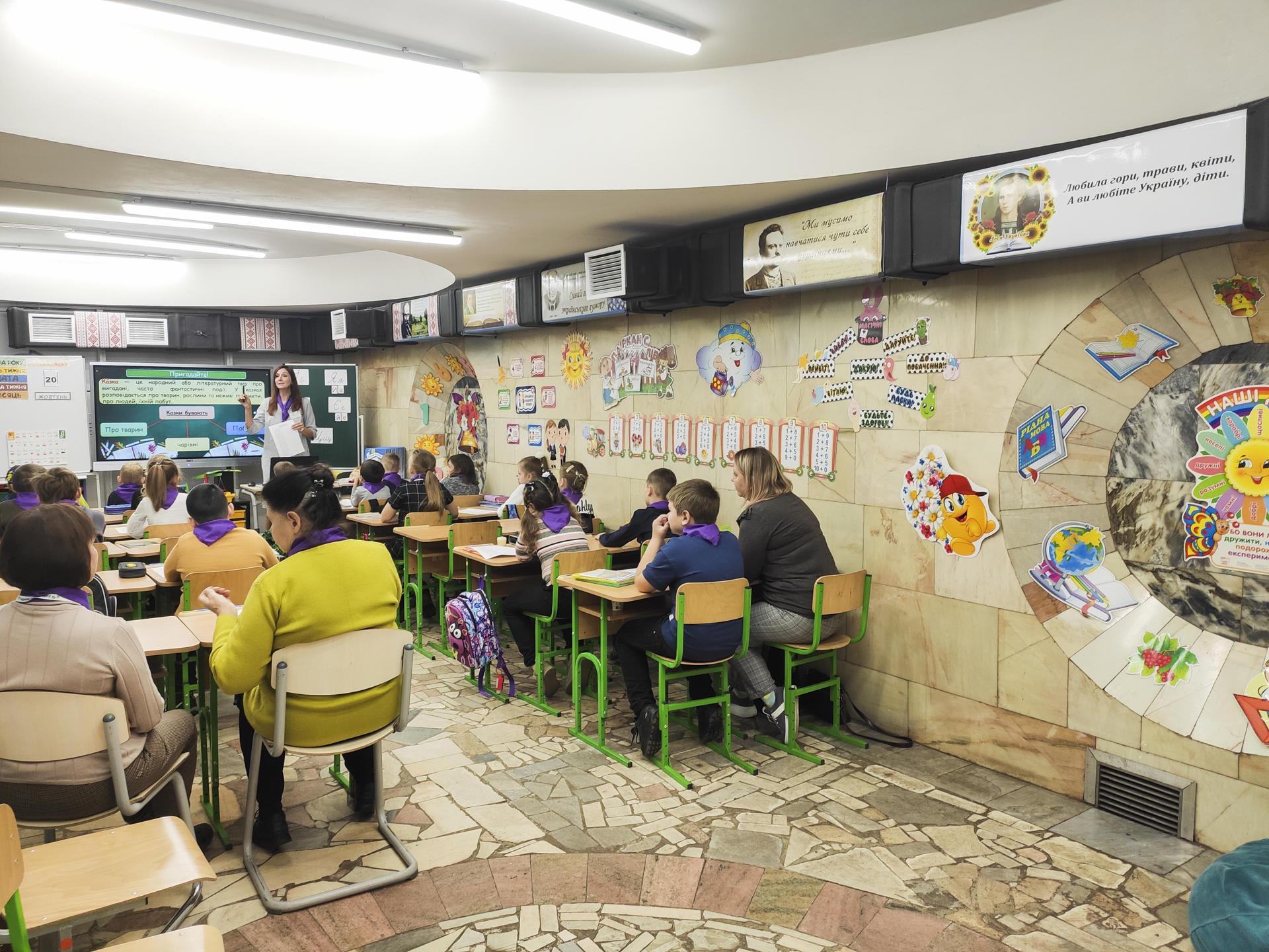 Salón improvisado en estación de metro en Ucrania.